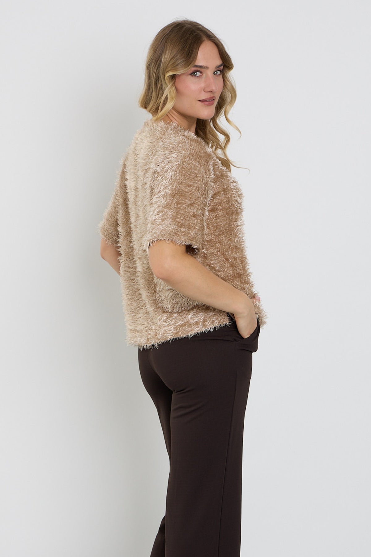Fluffy taupe top van Enjoy met zachte textuur en comfortabele pasvorm, zichtbaar in close-up afbeelding.