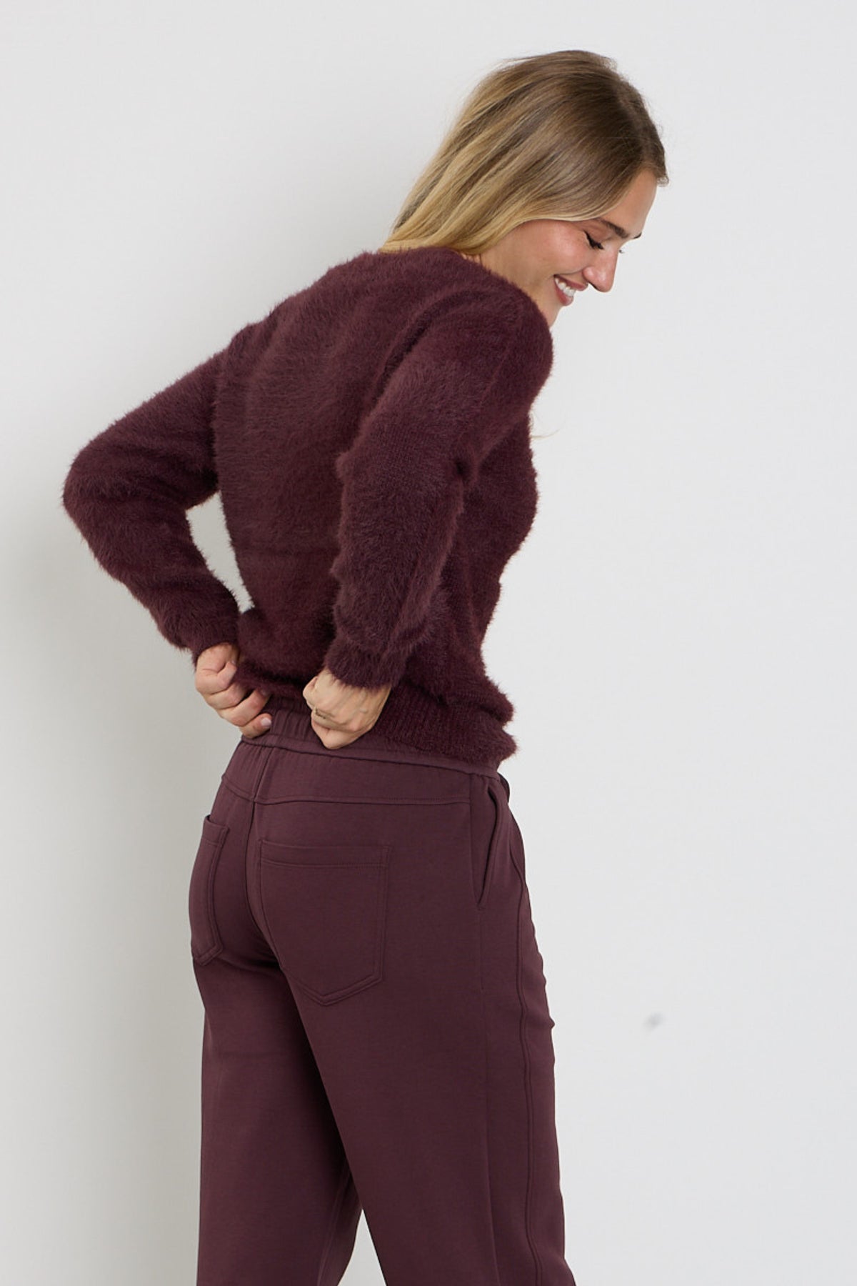 Donkerrode, zachte fleece top van Red Button met een comfortabele pasvorm, zichtbaar met een ronde hals en lange mouwen.
