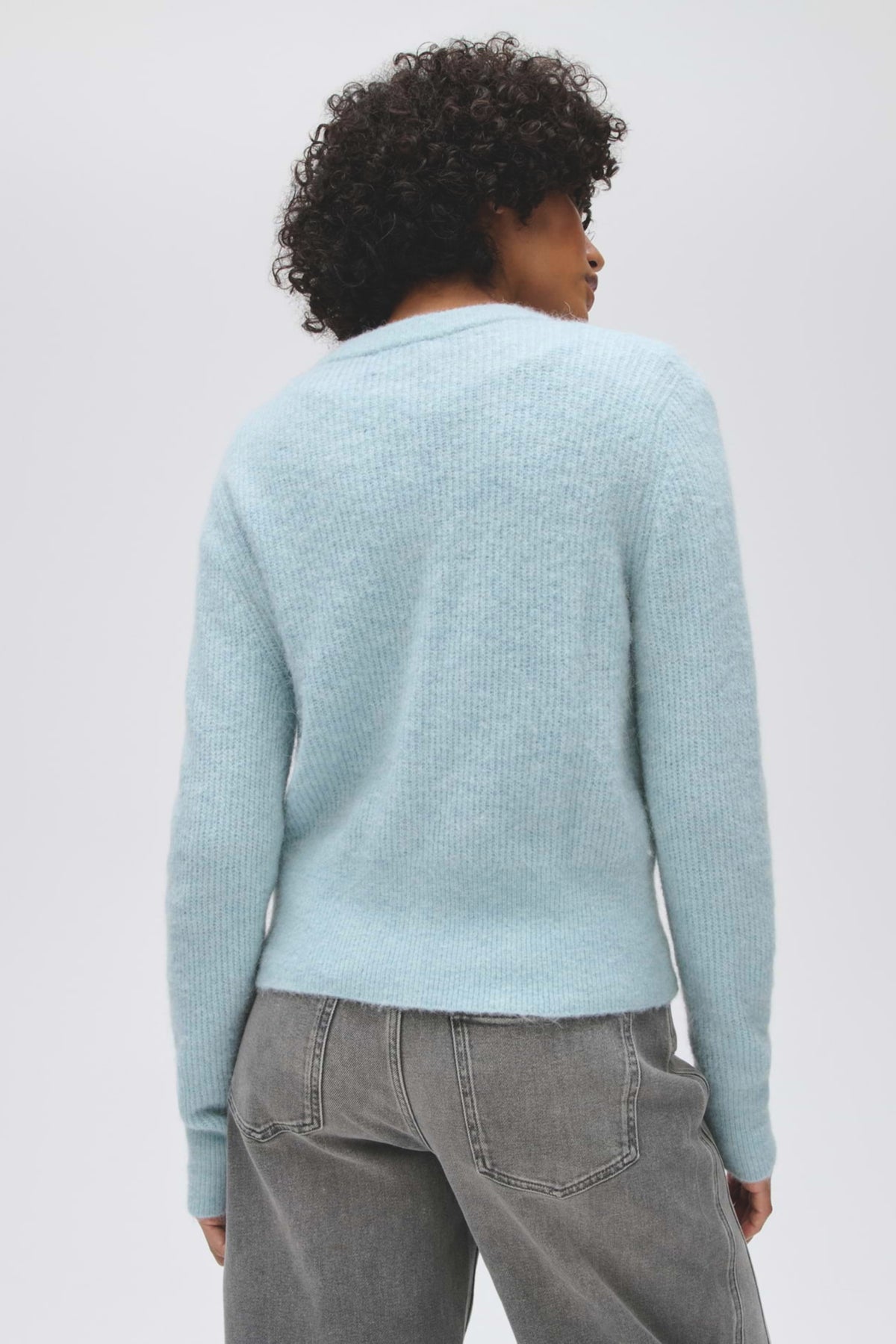Opus Dreni Dusty Aqua vest, lichte en comfortabele stof, gedragen door een persoon die de voorkant en mouwdetails toont.