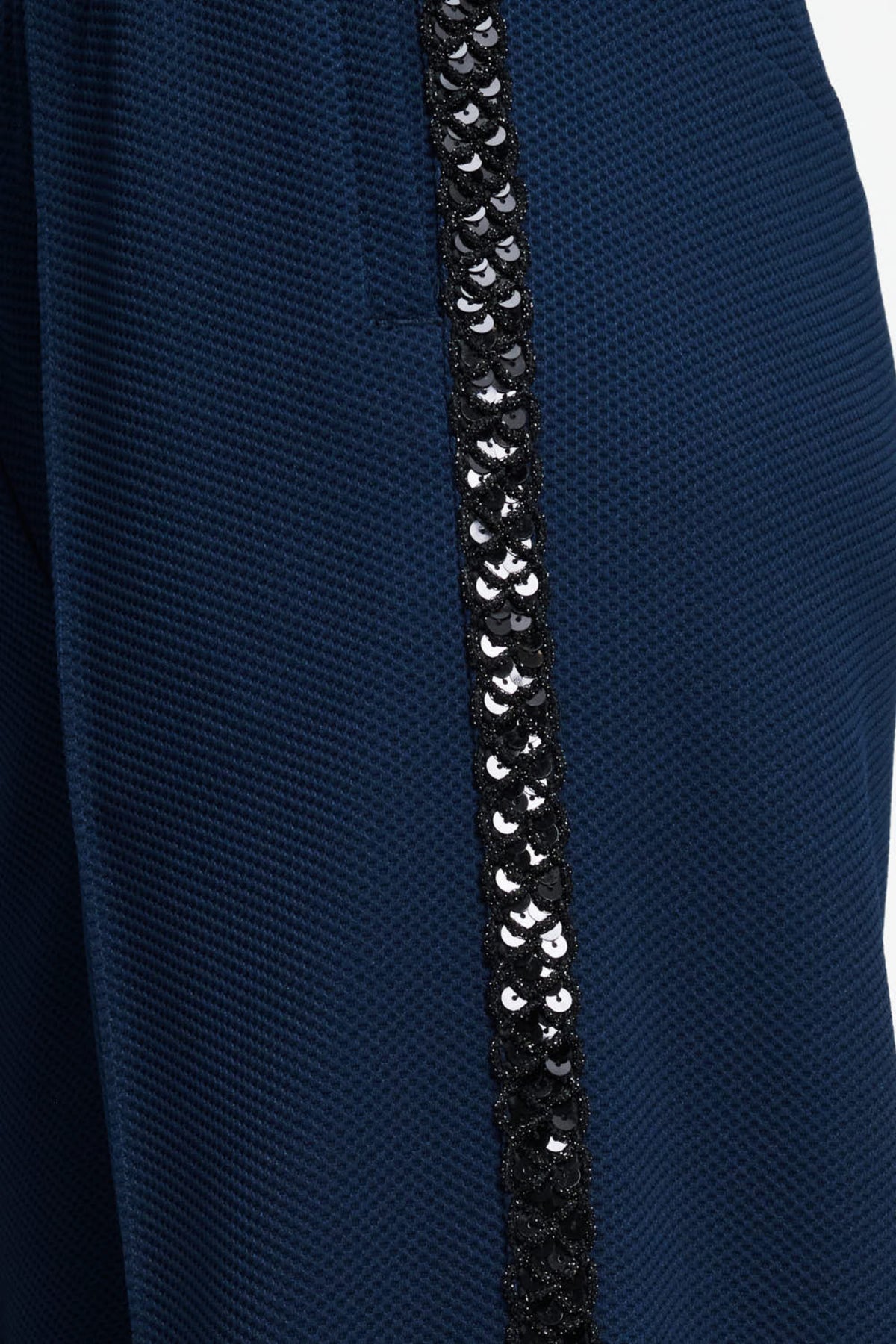 POM Amsterdam Leah Eternal Blue broek met rechte snit en denim stof, zichtbaar in de afbeelding.