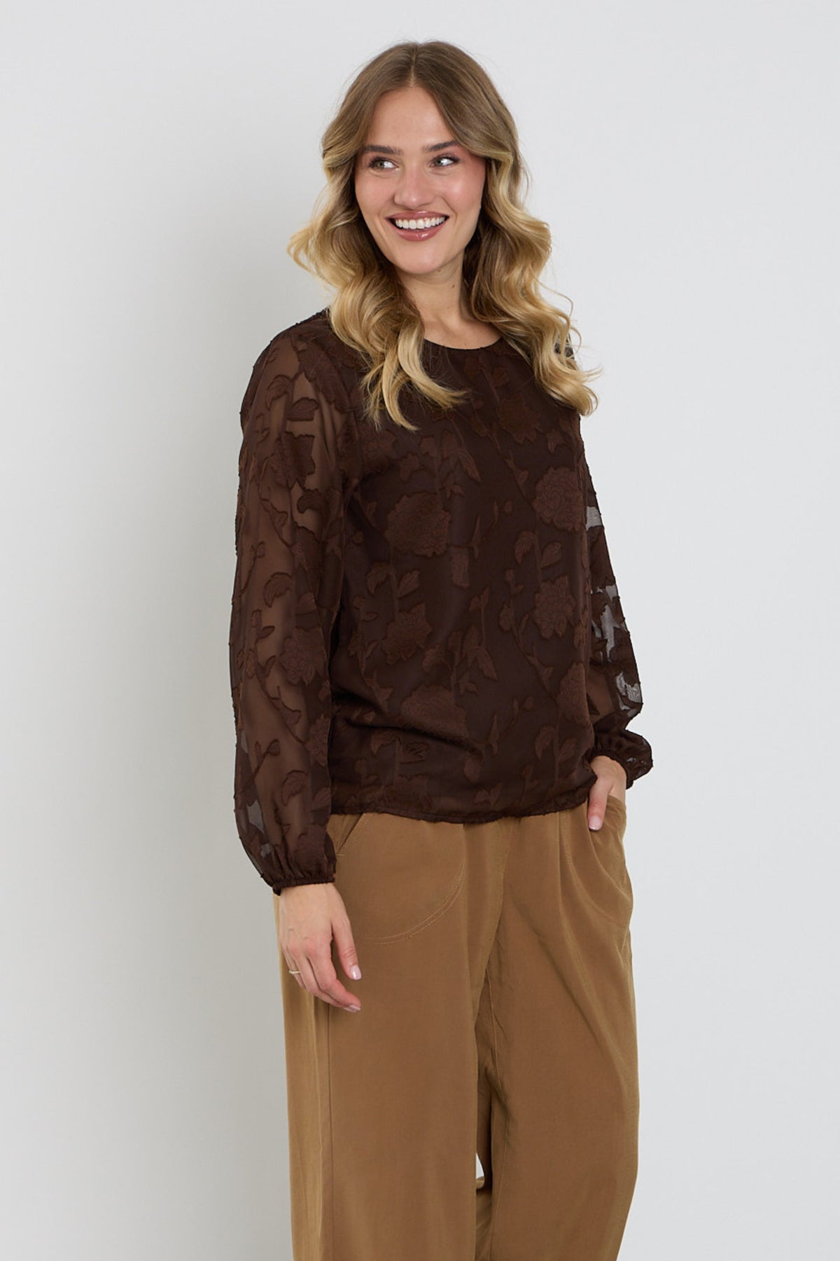 Bruine Enjoy Top met dubbele ballonmouwen, modieus en comfortabel, te zien met opvallende details en elegante snit.