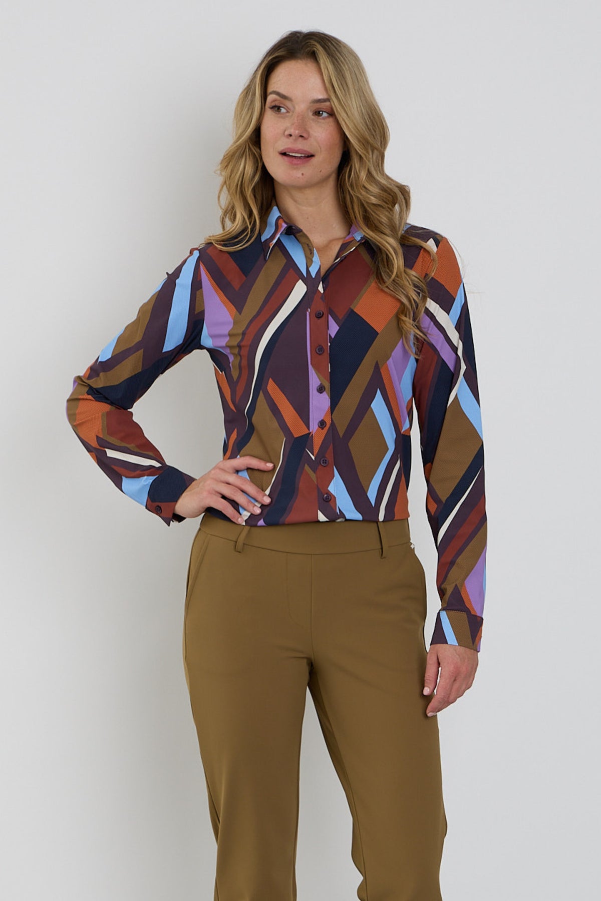 Multicolor travel blouse met geometrisch fusion print van Mi Piace, casual en stijlvol voor reizen en dagelijks gebruik.