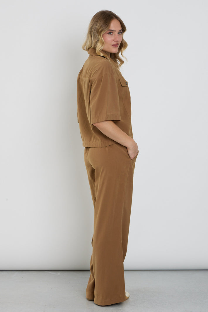 Lichte camelkleurige wide leg broek van Enjoy, stijlvolle en comfortabele damesbroek met wijde pijpen en elastische taille.