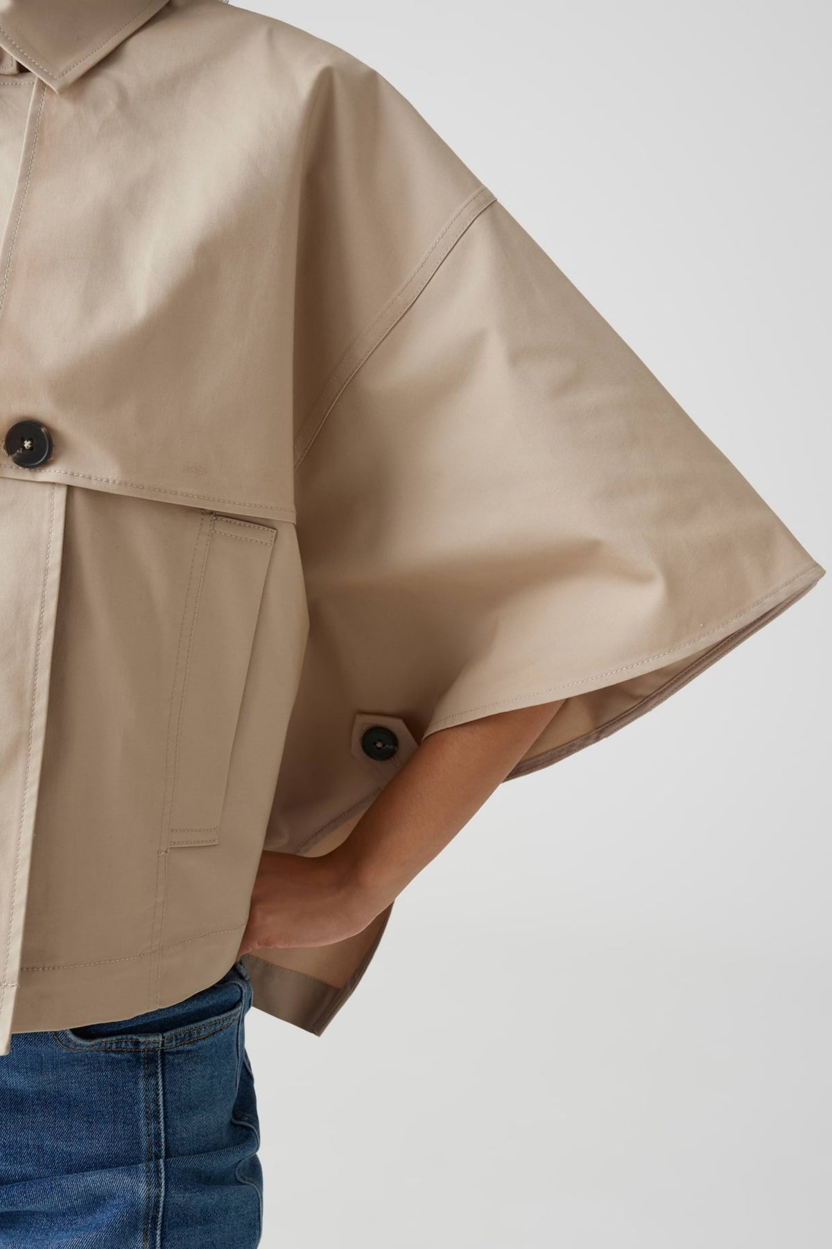 Opus Hanisse gouden beige jas met ritssluiting en kraag, gedragen door een model, close-up van de modieuze buitenjas.