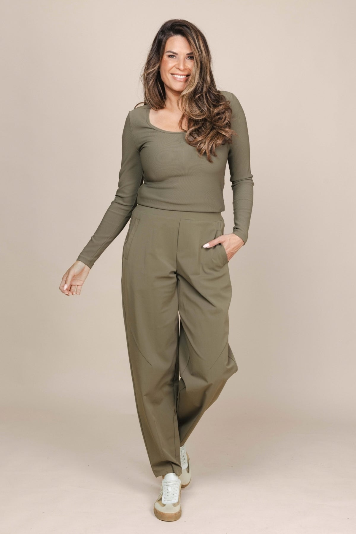 Groene Sascha reisbroek van Zoso met verstelbare taille en praktische zakken, geschikt voor comfortabel reizen.