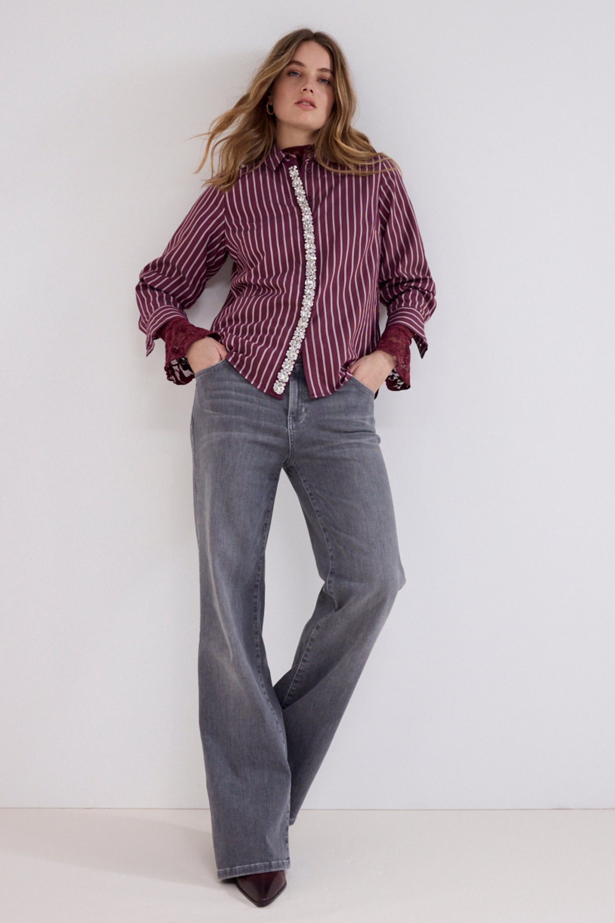 Witte en rode gestreepte blouse van Tramontana met strass knopen en pomegranate details, korte mouwen en elegante stijl