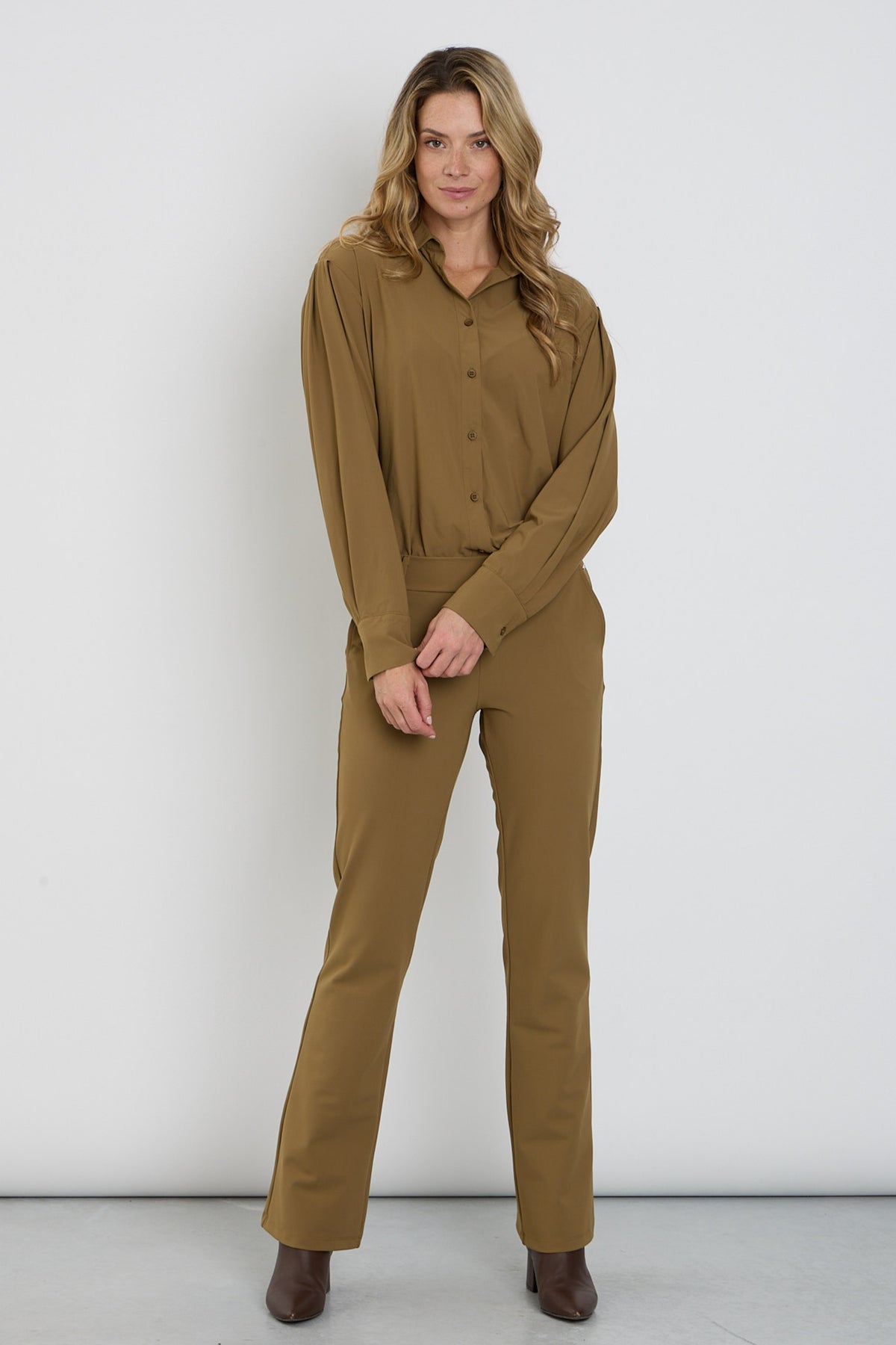 Mi Piace bonded reisbroek met flared pijpen en kangeroevakken, casual en comfortabel voor dagelijks gebruik.
