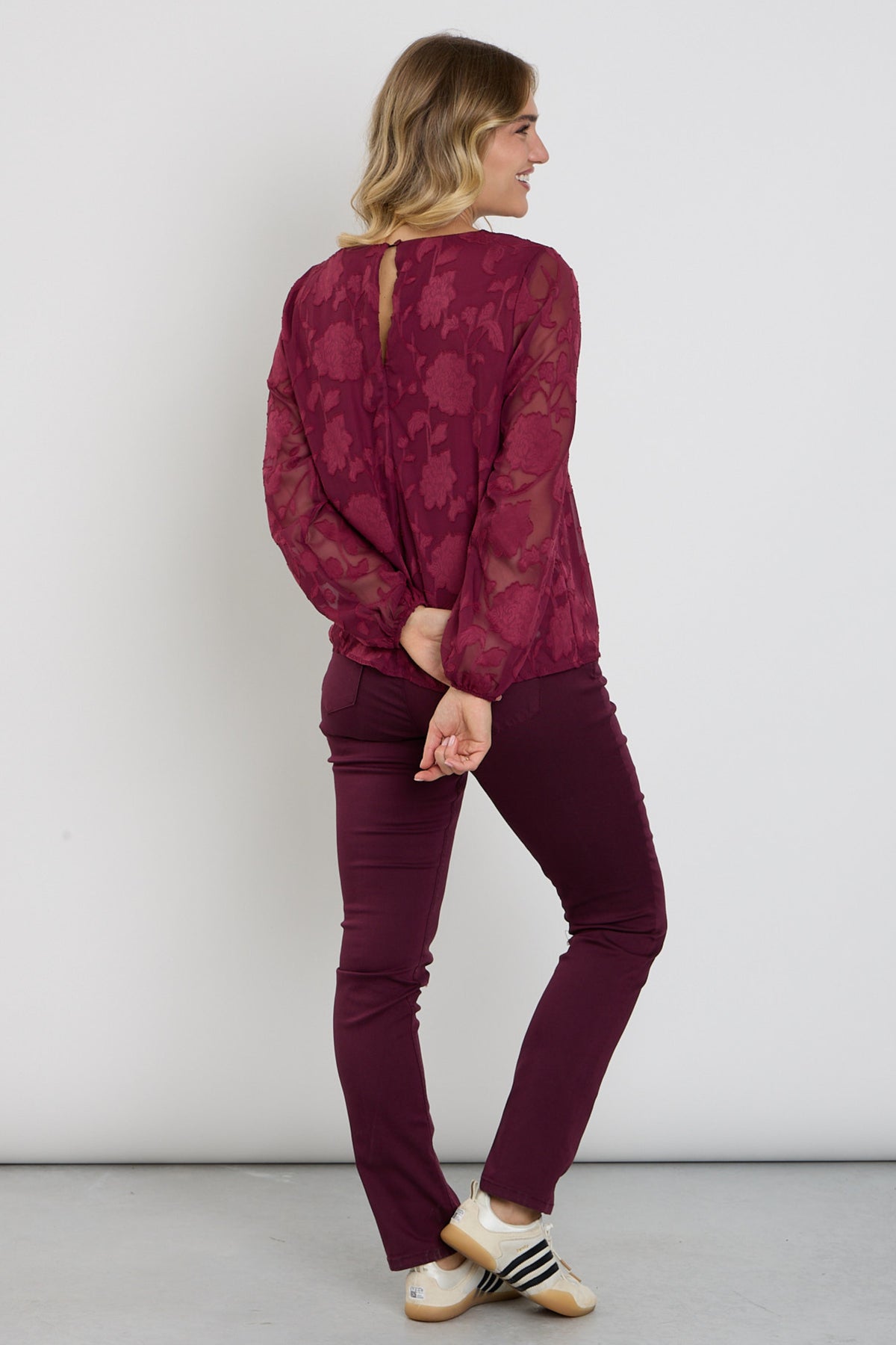 Donkere Enjoy 5-pocket broek Port 927049 met klassieke pasvorm en stijlvolle details, gedragen door een model.