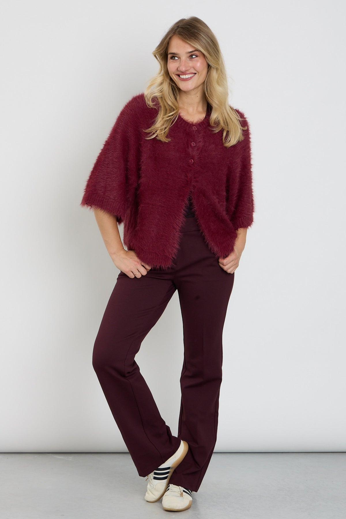 Broek Bibette Punta Burgundy van Red Button, L33, met rechte snit en elastische taille, zichtbaar in de afbeelding.