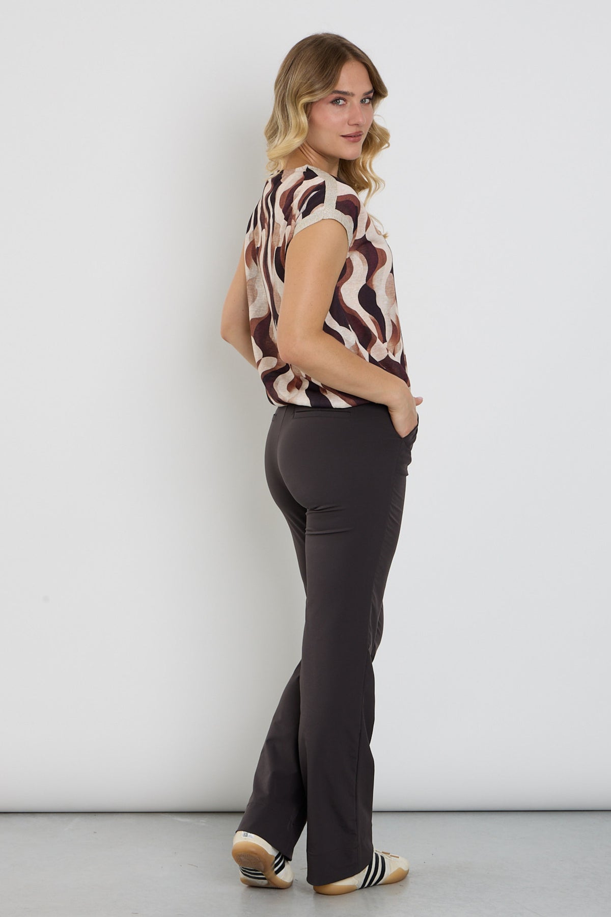 Bruine wide leg travelbroek van Enjoy, vloeiende pasvorm en comfortabele stof, zichtbaar in de afbeelding.