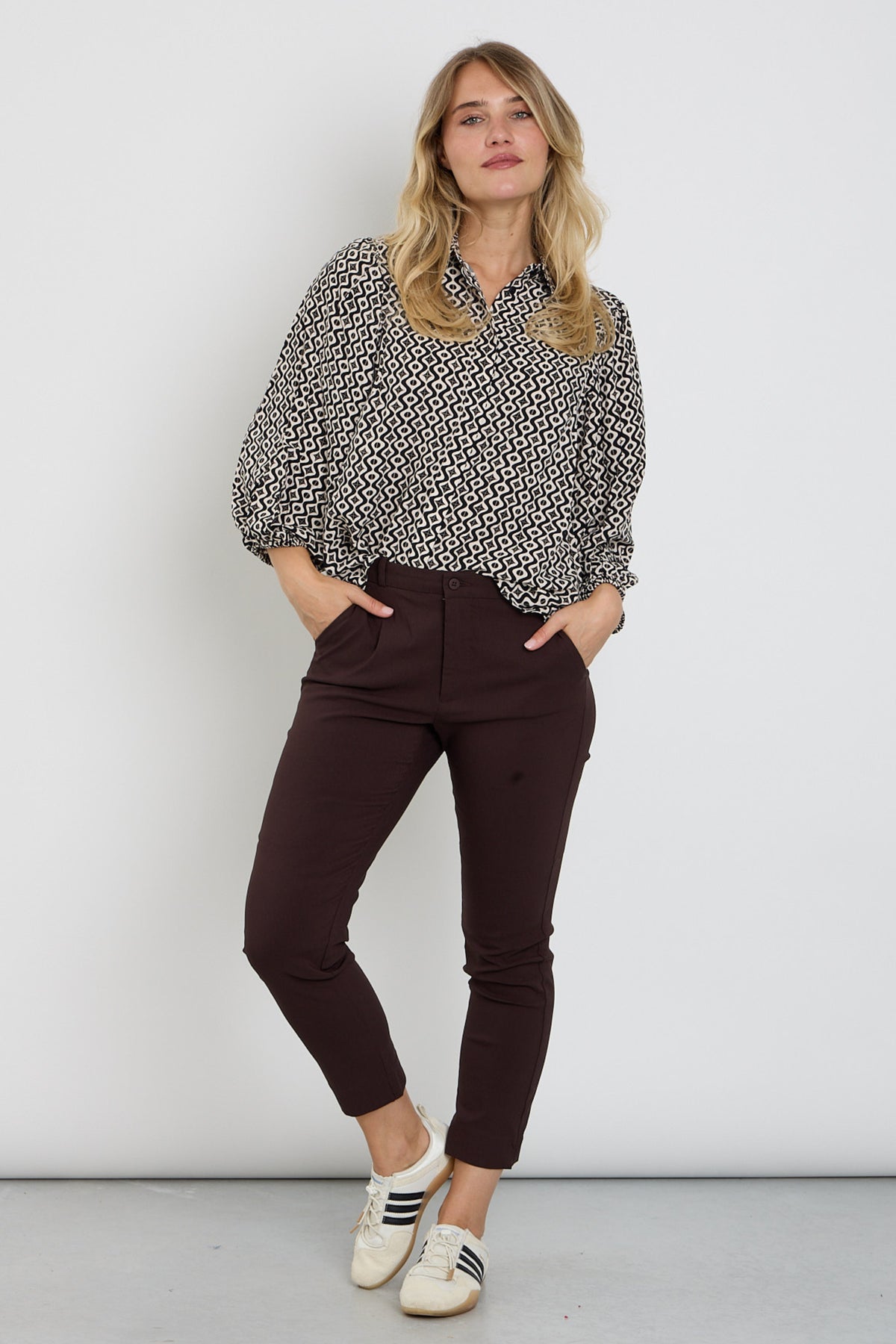 Vrijetijdsbroek Freequent Fqsolvej Mole 121742 met comfortabele pasvorm en casual stijl, zichtbaar in de afbeelding.