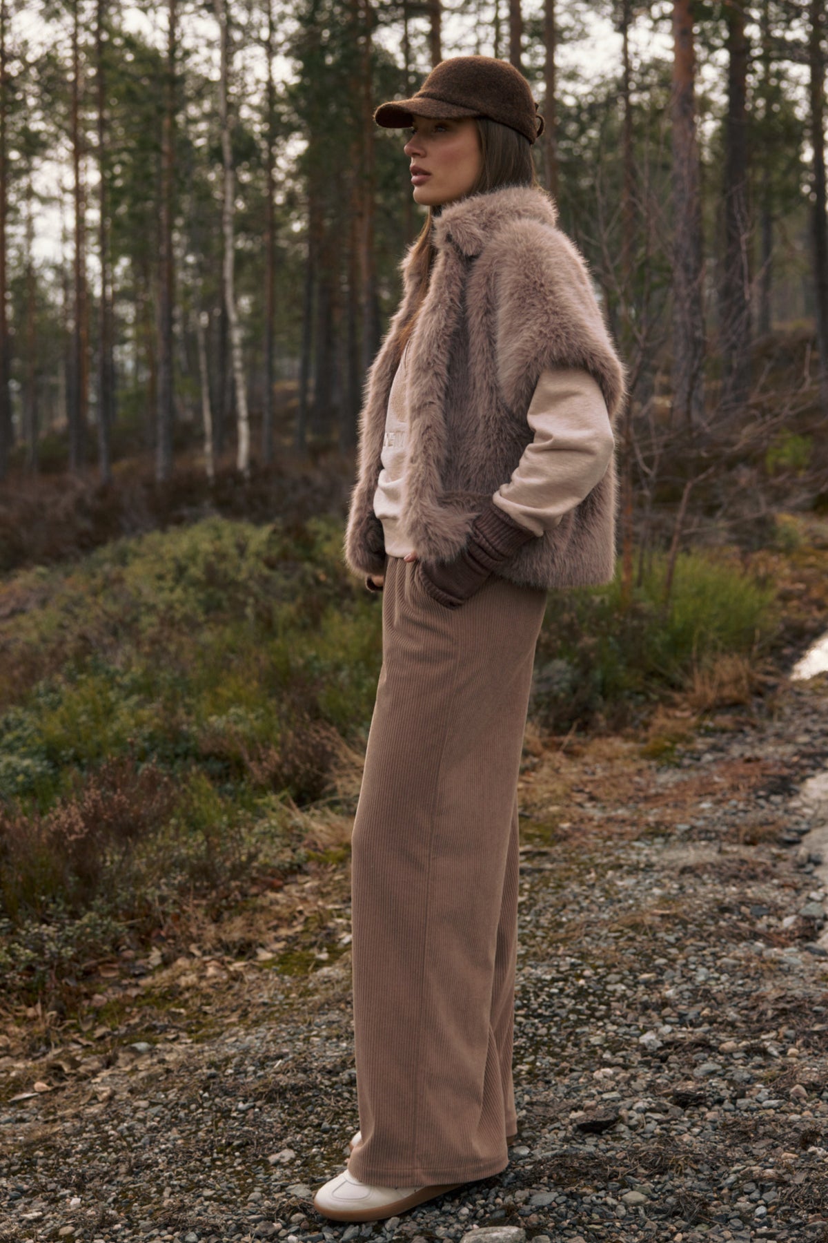 Lady Day Falcon Walnut broek met rechte pasvorm en elastische taille, getoond in een close-up van de stof en pasvorm.