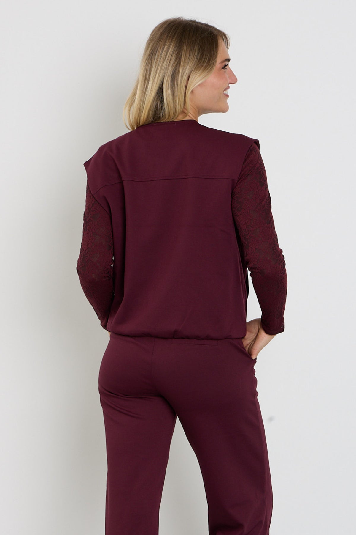 Vrijetijds gilet Freequent Fqnanni Port Royale met opvallende blauwe en beige tinten, geschikt voor casual en outdoor gelegenheden.