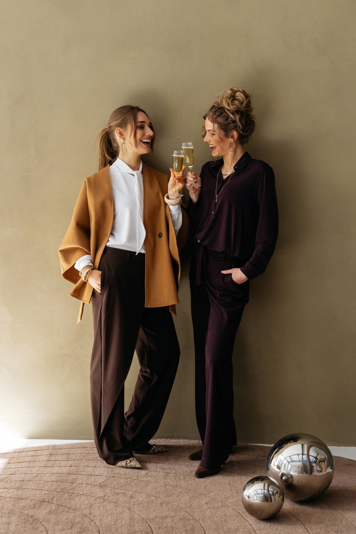 Zwarte broek Grace Deep Plum van &Co woman, getailleerd model met elastische tailleband en modieuze pasvorm.