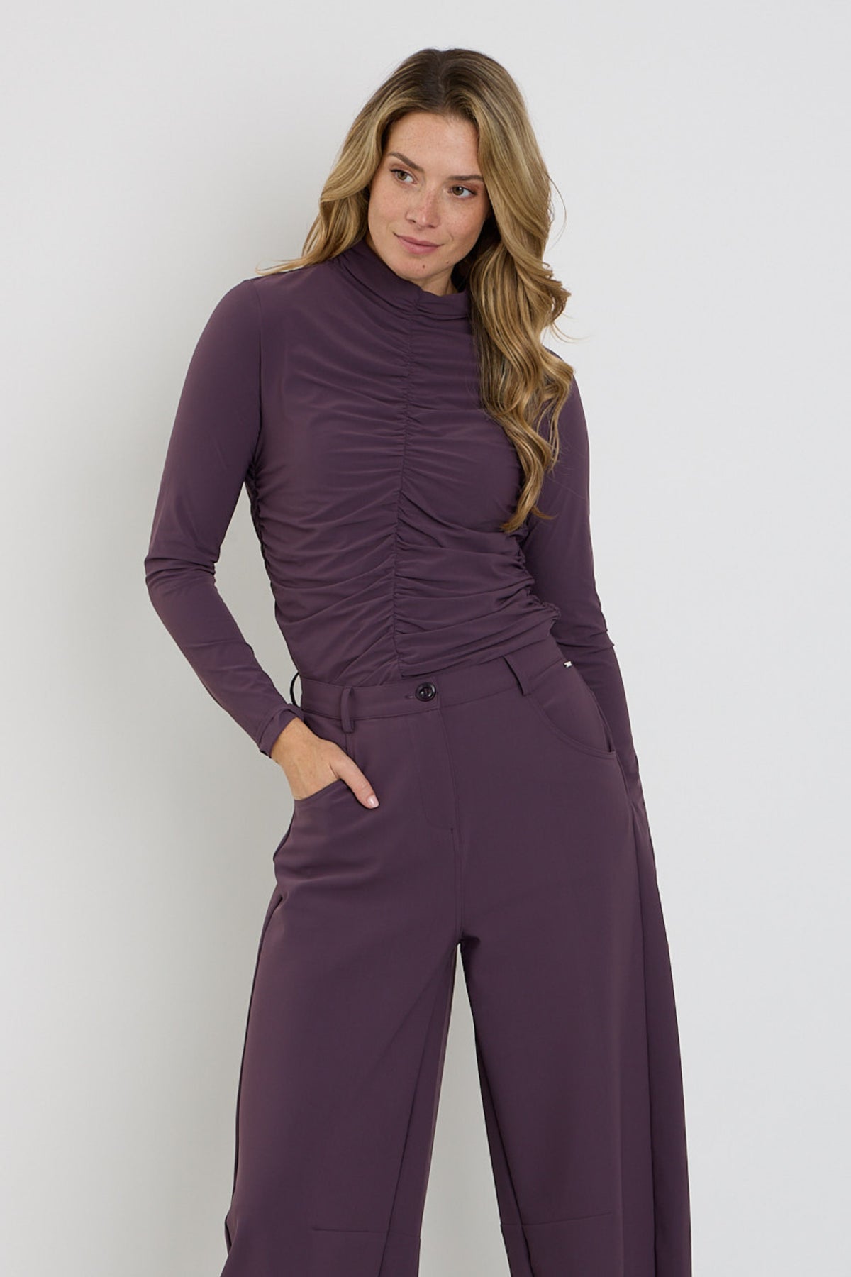 Mi Piace Travel Top Wrinckle Light Plum, stijlvolle top met wriemelpatroon in lichtpaarse kleur, close-up van de stof en details