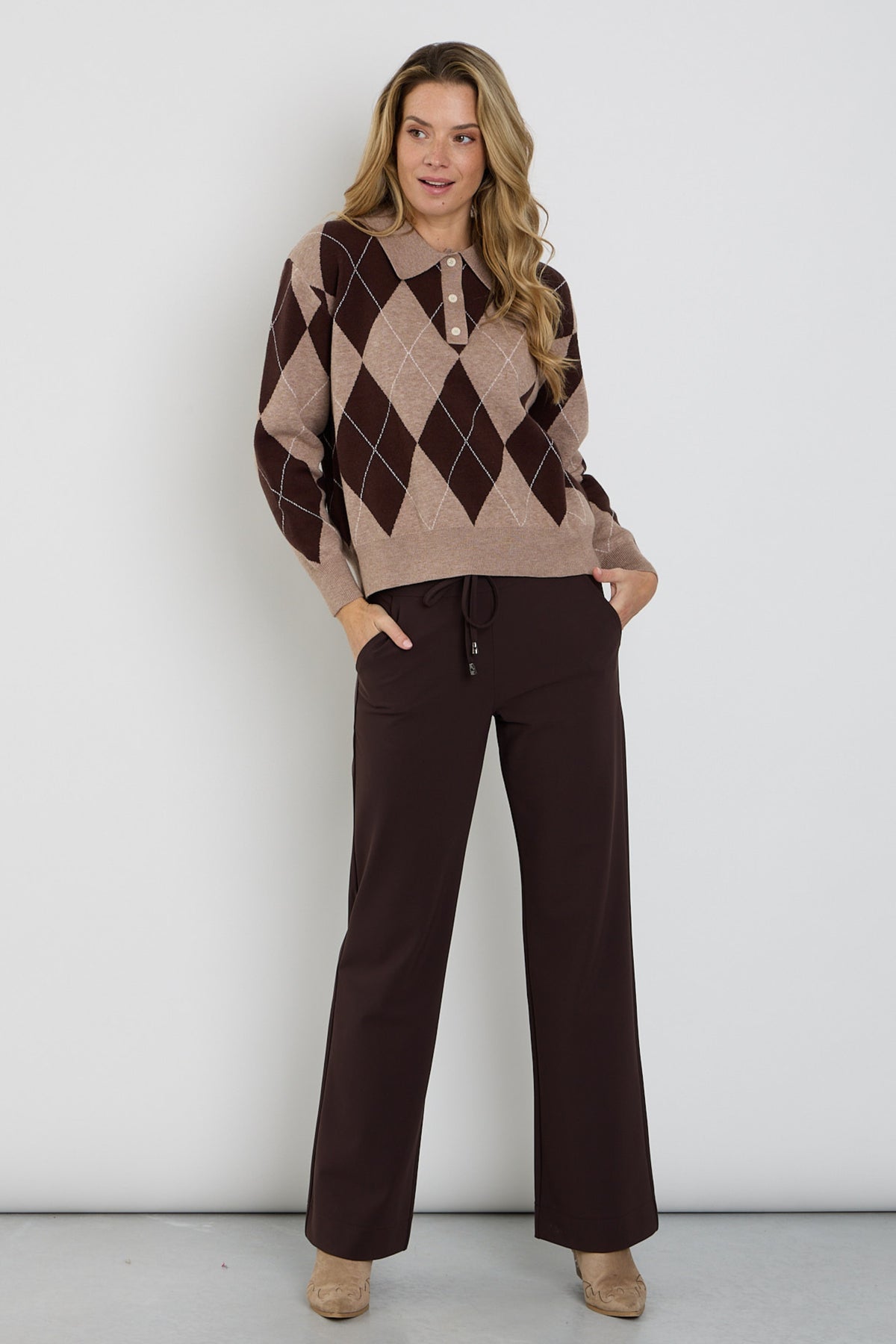 Bonded travel broek flared in espresso kleur van Mi Piace, met comfortabele pasvorm en stijlvolle uitstraling, zichtbaar op de afbeelding.
