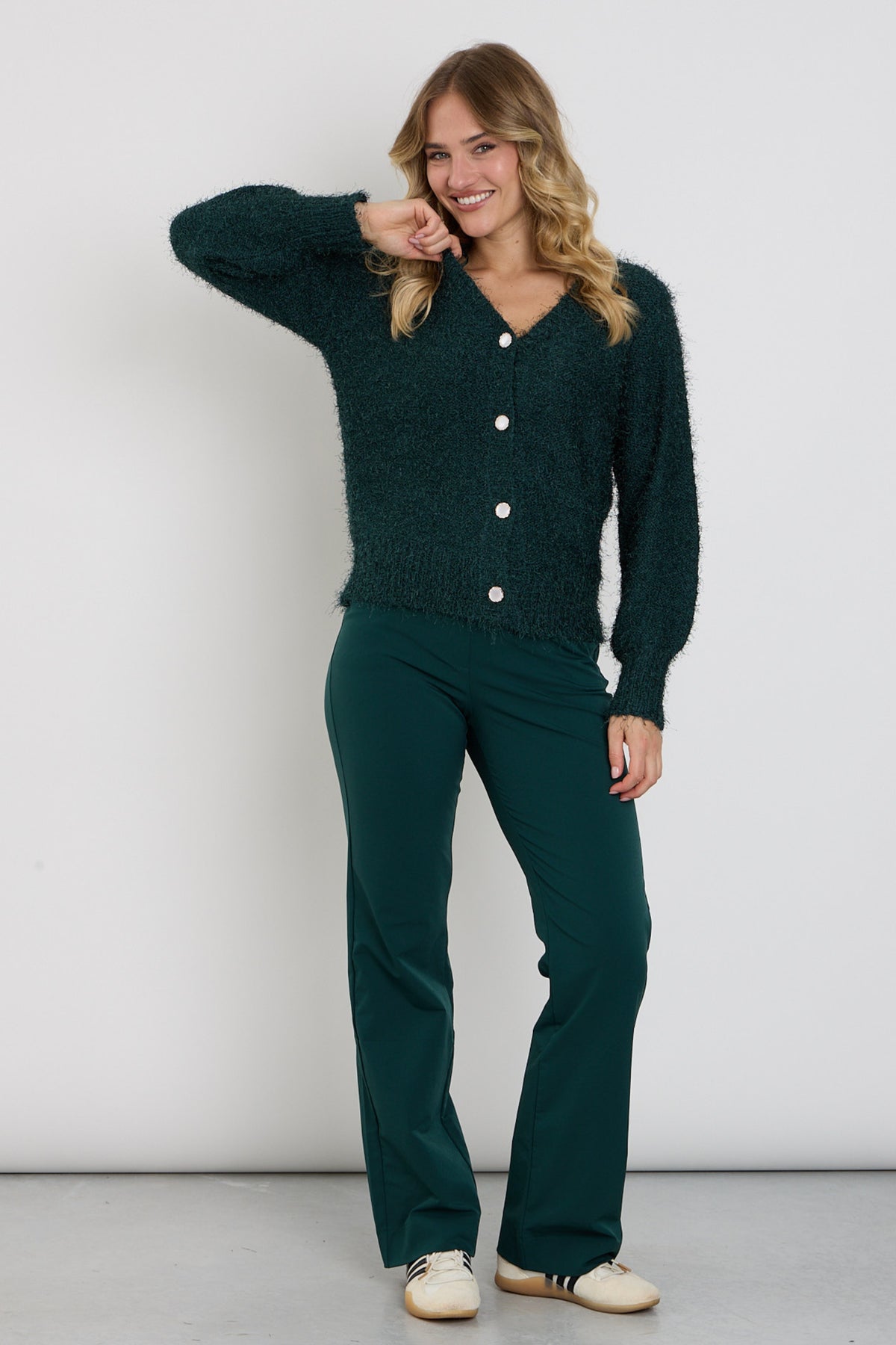 Enjoy wide leg travel broek in bottle groen, comfortabel en stijlvol, met losvallende pasvorm en brede pijpen.