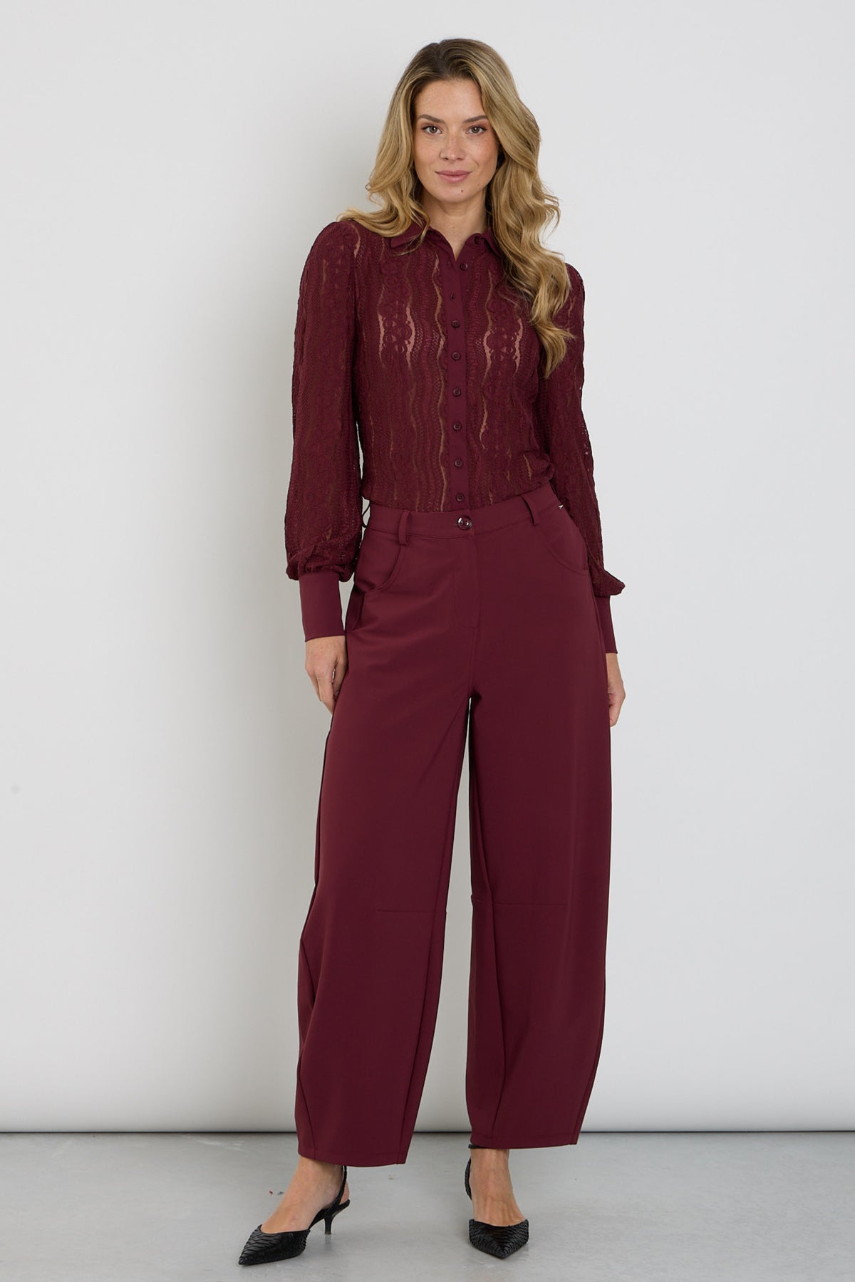 Mi Piace bonded travel balloon broek in burgundy met elastische taille en comfortabele pasvorm, geschikt voor reizen en casual dragen.
