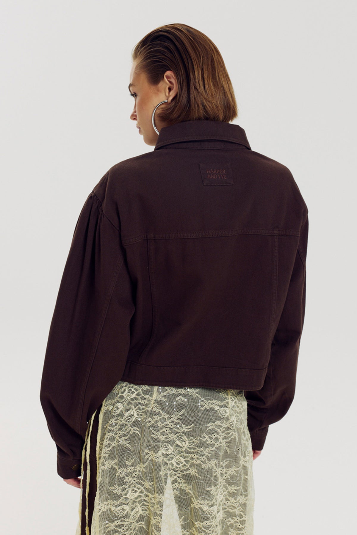 Donkerbruine jas van Harper & Yve Nillow Hot Fudge AW6D200 met capuchon en rits, gedragen door een model.