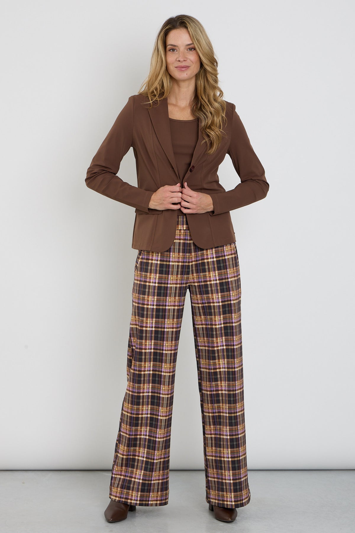 Mi Piace zware reisbroek met checkprint in winterpaars, comfortabel en stijlvol voor reizen en casual draag.