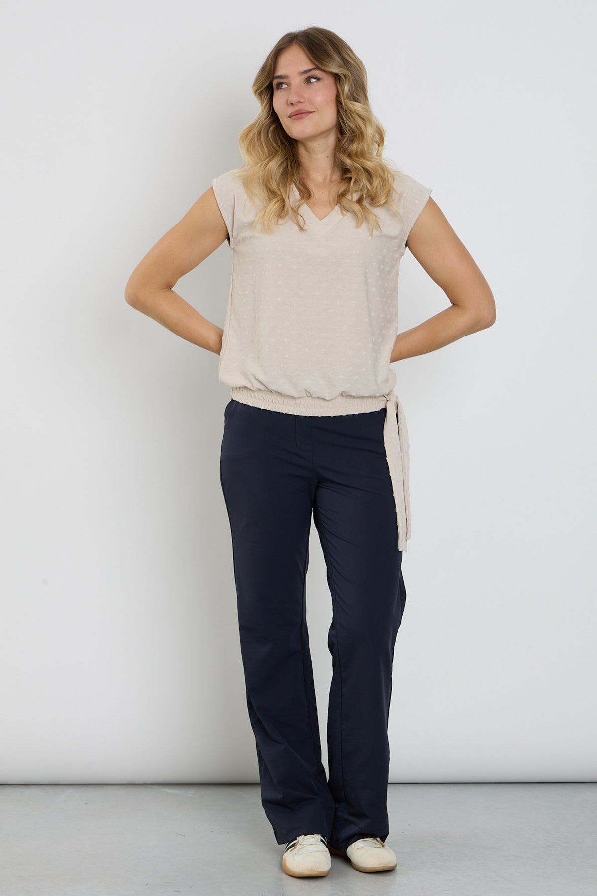 Donkere blauwe brede reistbroek van Enjoy met wijde pijpen en denim uitstraling, perfect voor comfortabel reizen en casual dragen.