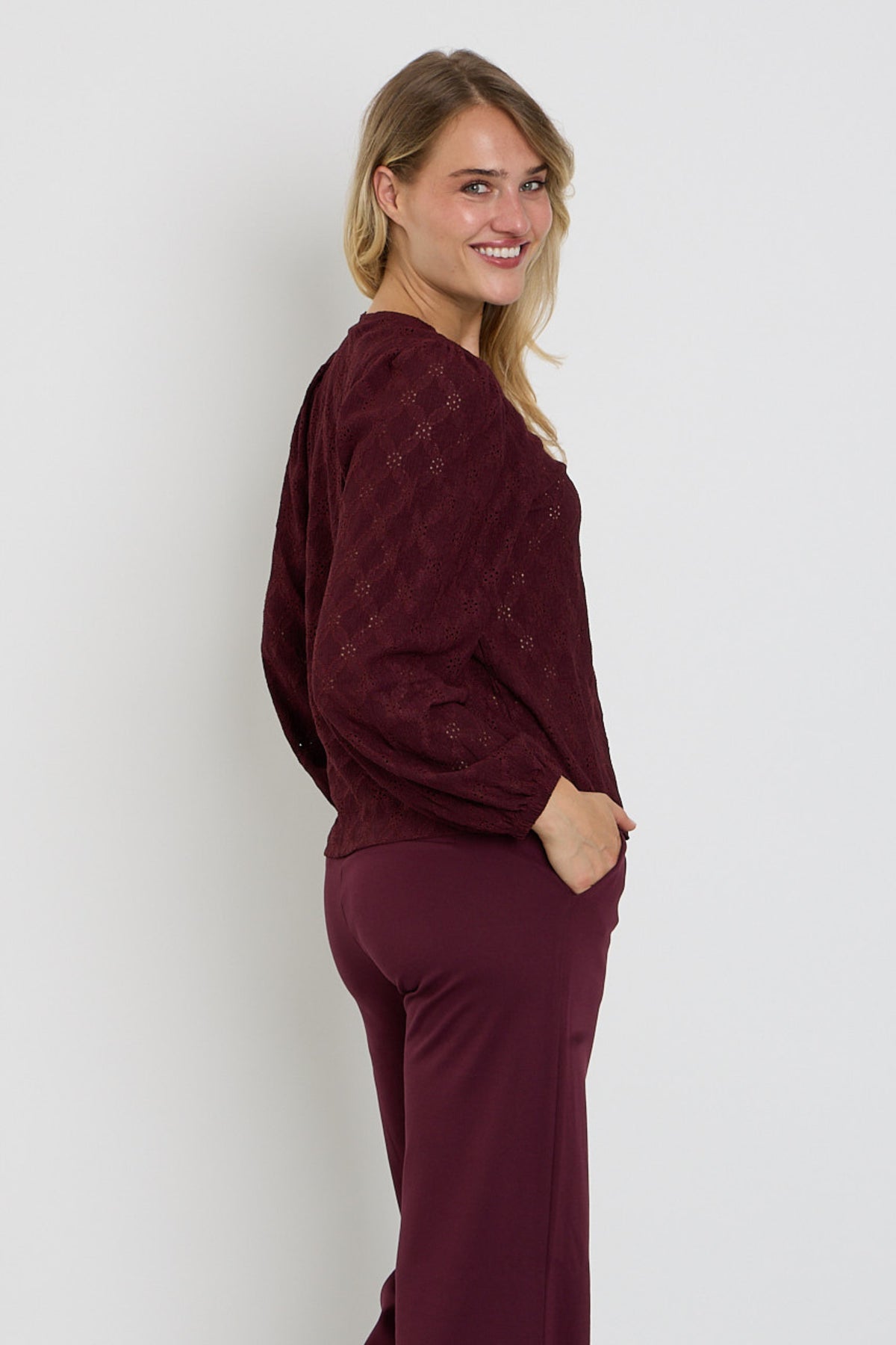 Blouse Freequent Fqeskiona Port Royale met lange mouwen en ronde hals, gedragen door een model, close-up van de stof en details