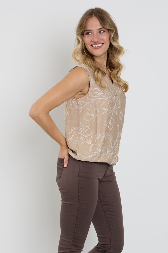 Enjoy blouse met bloemenborduursel in zandkleur, stijlvolle damesblouse met kleurrijke bloemendetails op de voorkant.