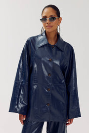 Donkerblauwe jas van Harper & Yve, model Mees Dark Blue AW6P202, met capuchon en ritssluiting, gedragen door een persoon.