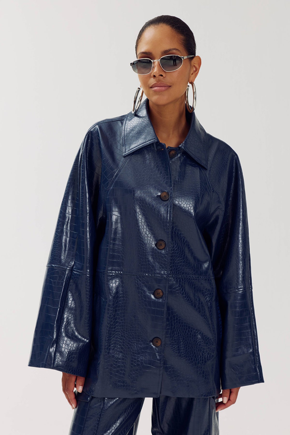 Donkerblauwe jas van Harper & Yve, model Mees Dark Blue AW6P202, met capuchon en ritssluiting, gedragen door een persoon.