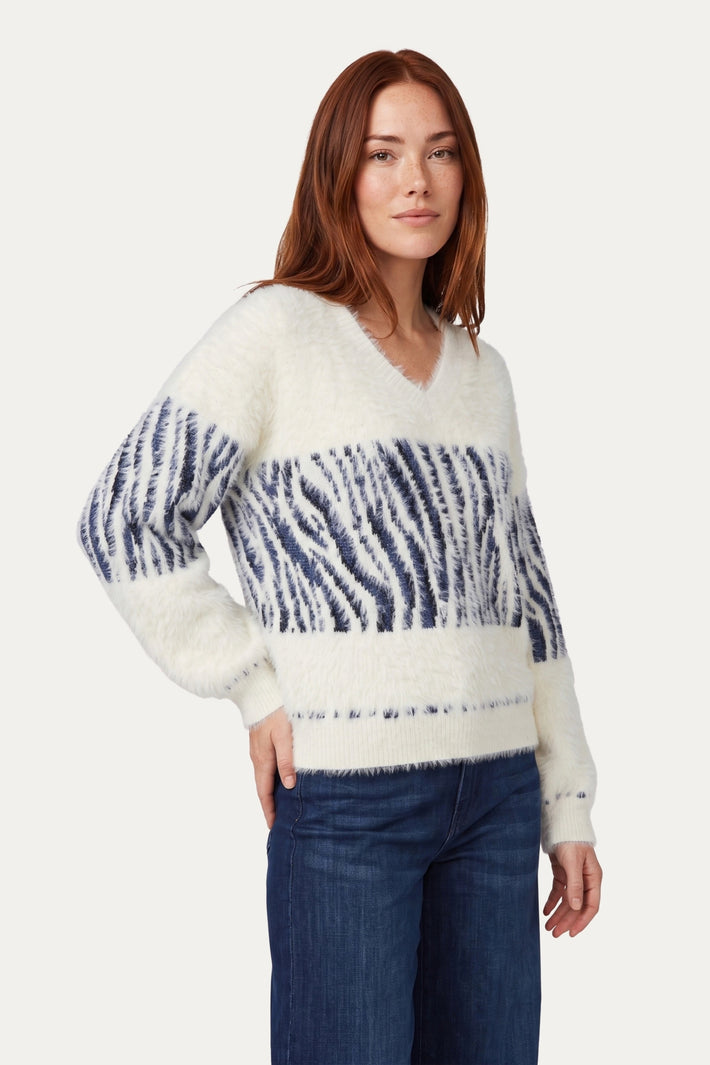 Witte gebreide top Isabeau van G-maxx, zachte wollen knit met ronde hals en lange mouwen, gedragen door een model.