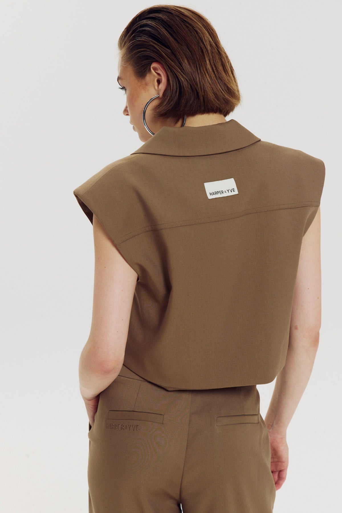 Harper & Yve Gilet Esmee in muted mosgroen, zacht stoffen, zichtbaar met knopen en comfortabele pasvorm.
