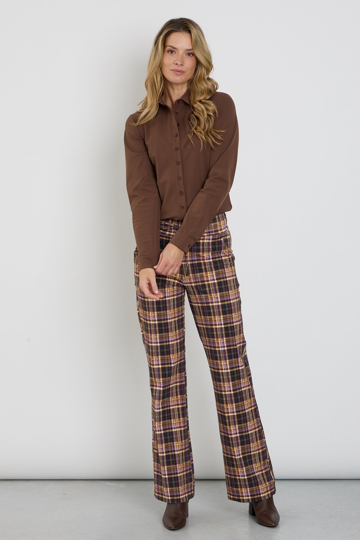 Dames zware reisbroek in winterse paarse kleur van Mi Piace, comfortabel en warm, met stevige stof en praktische pasvorm.