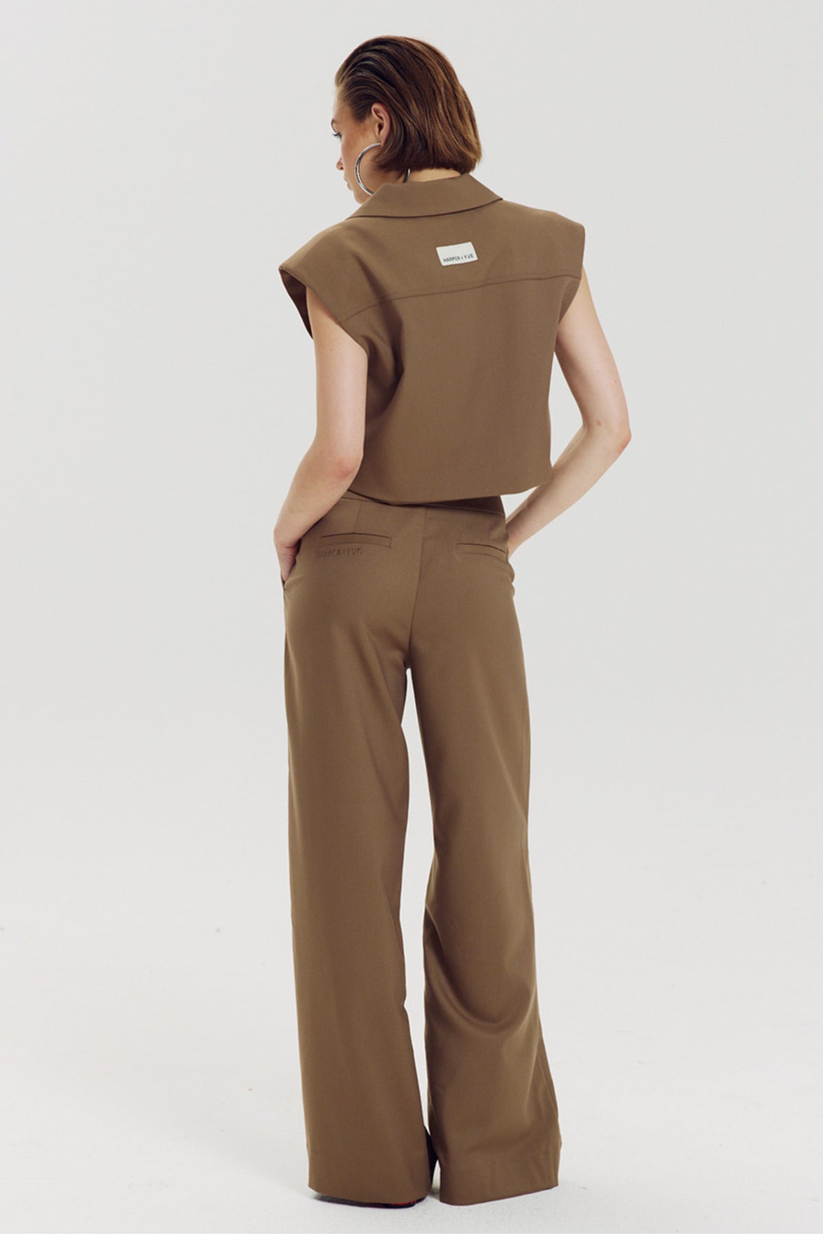 Harper & Yve Sadie broek in muted moss kleur, comfortabele damesbroek met rechte pasvorm en elastische taille.