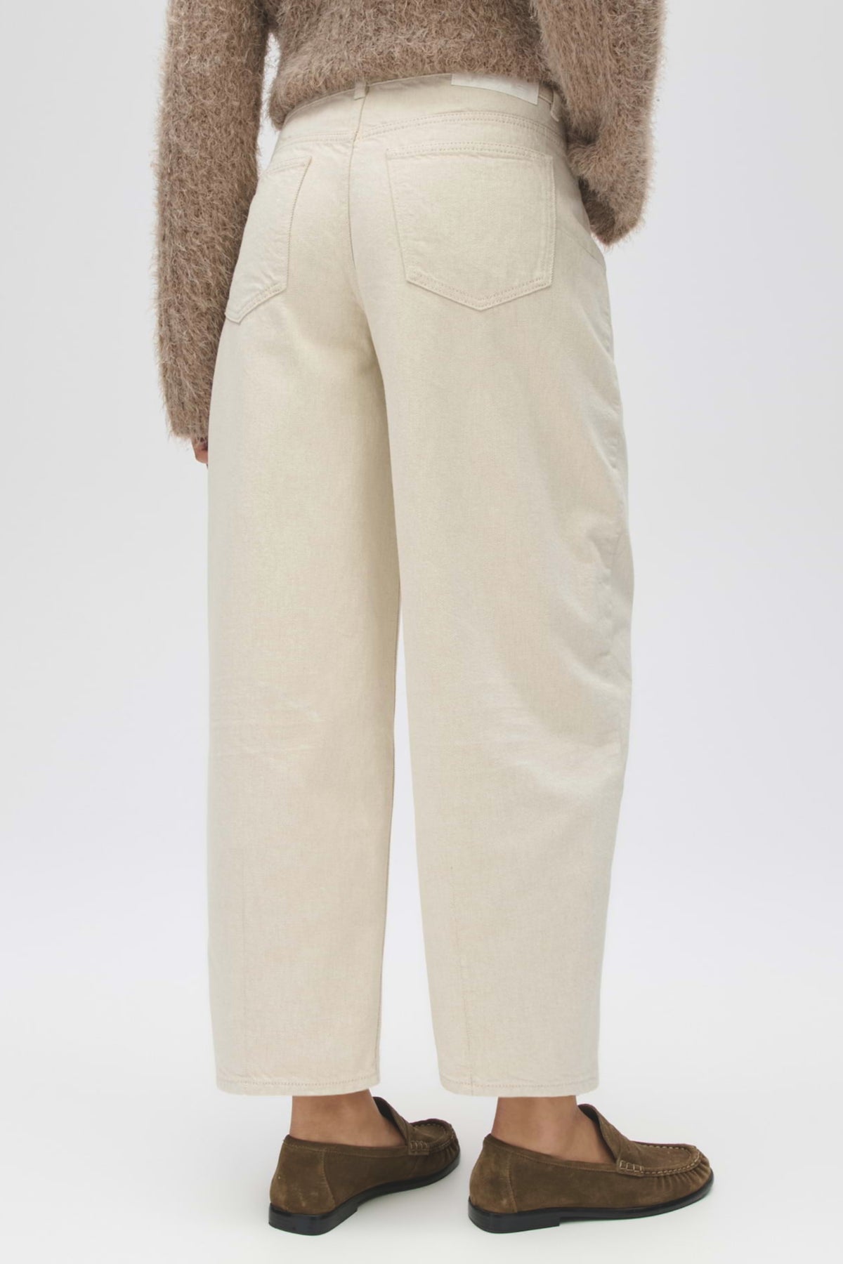 Lolah Natural Soft Cream broek van Opus, lichtgewicht en comfortabel met een zachte crèmekleurige stof, zichtbaar in de afbeelding.