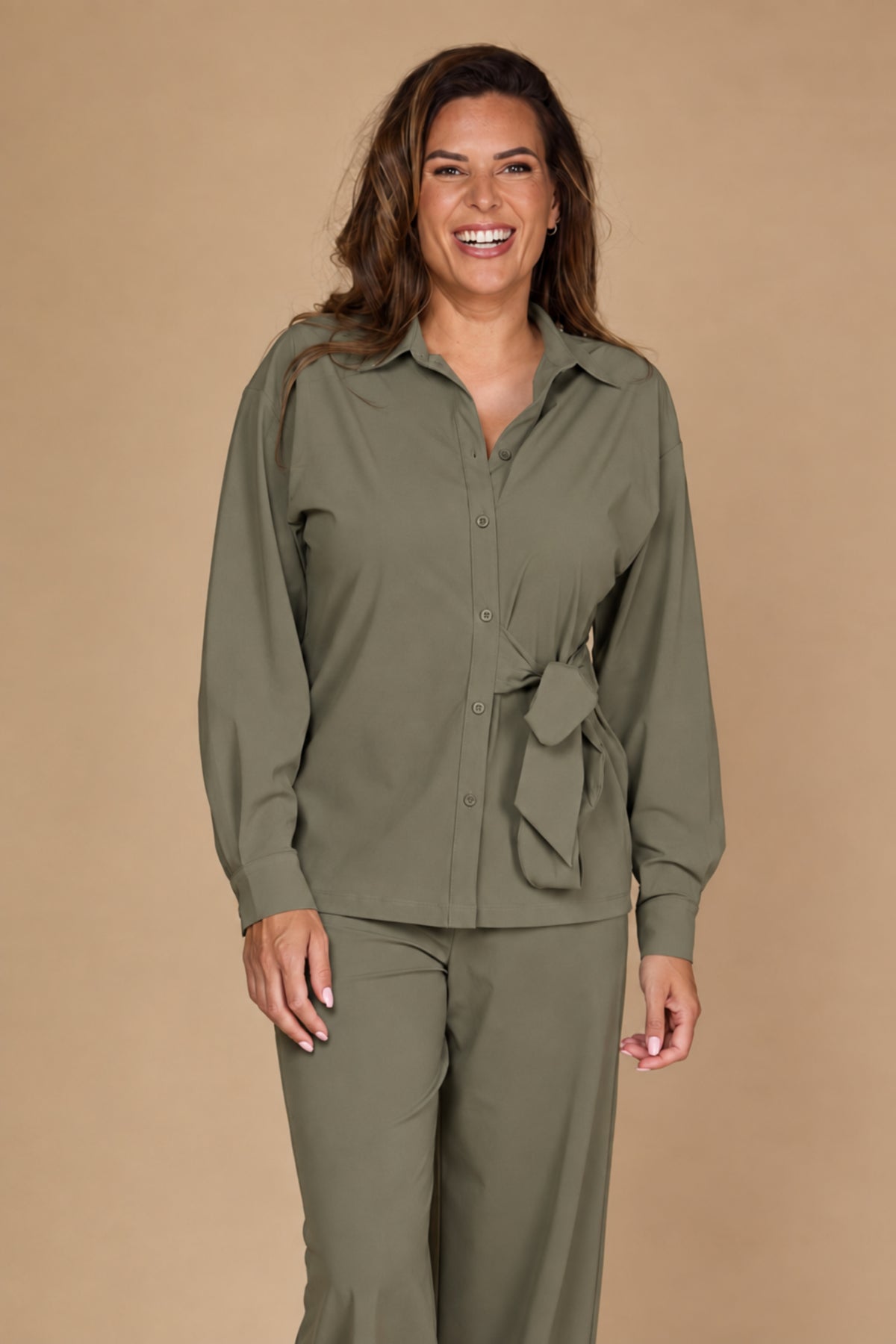 Groene Zoso Travel Blouse Elza, lichtgewicht en comfortabel, met korte mouwen en elegante pasvorm.