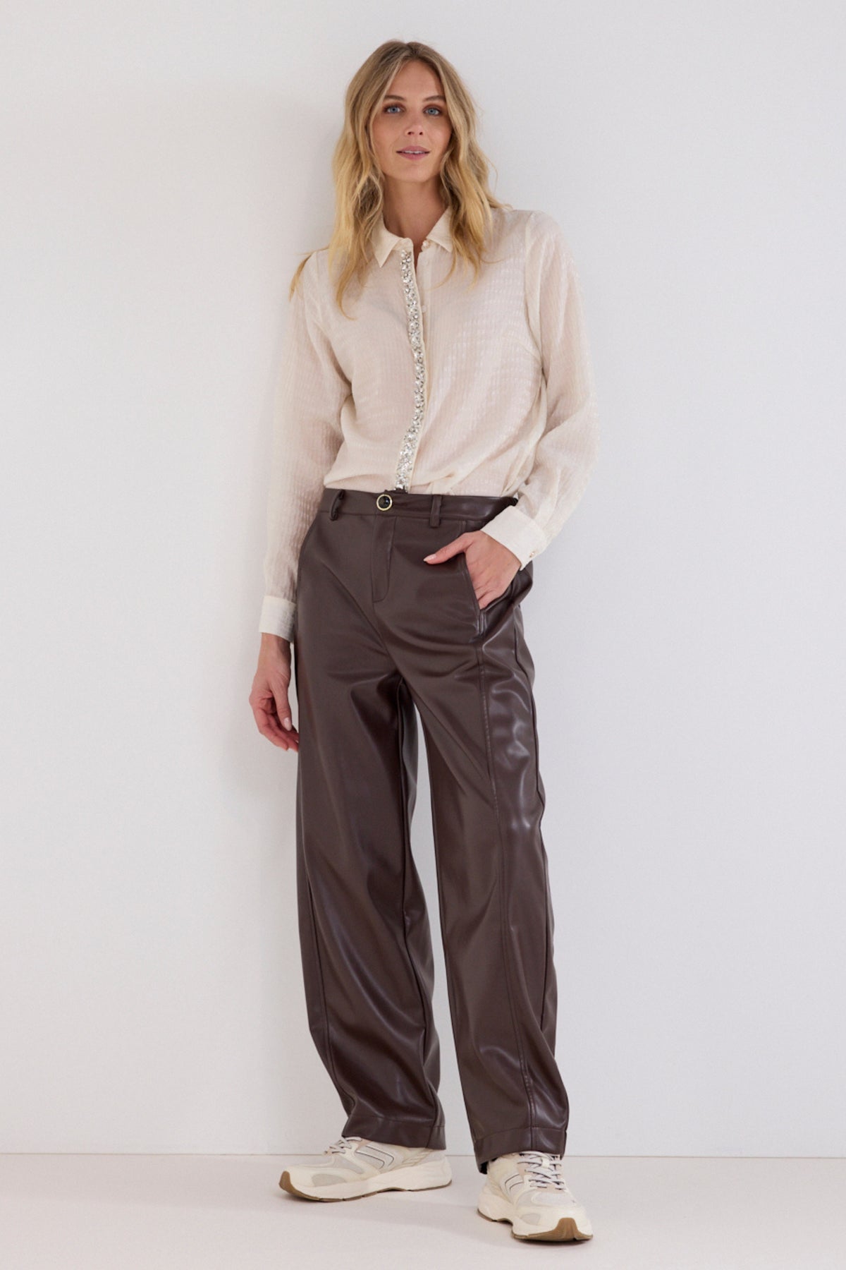 Donkerbruine Tramontana Barrel Fit broek van kunstleer met rechte snit en ritssluiting, zichtbaar in de afbeelding.
