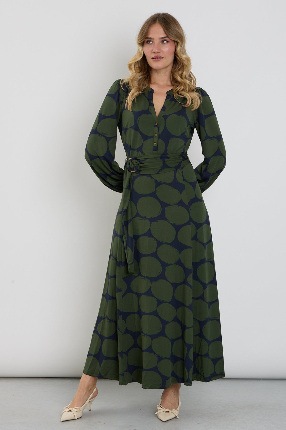 Zwarte lange maxi jurk van K-design met kleurrijke print, vloeiend model en lange mouwen, geschikt voor elegante gelegenheden.