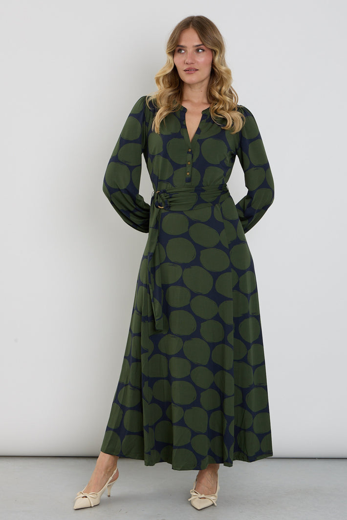 Zwarte lange maxi jurk van K-design met kleurrijke print, vloeiend model en lange mouwen, geschikt voor elegante gelegenheden.