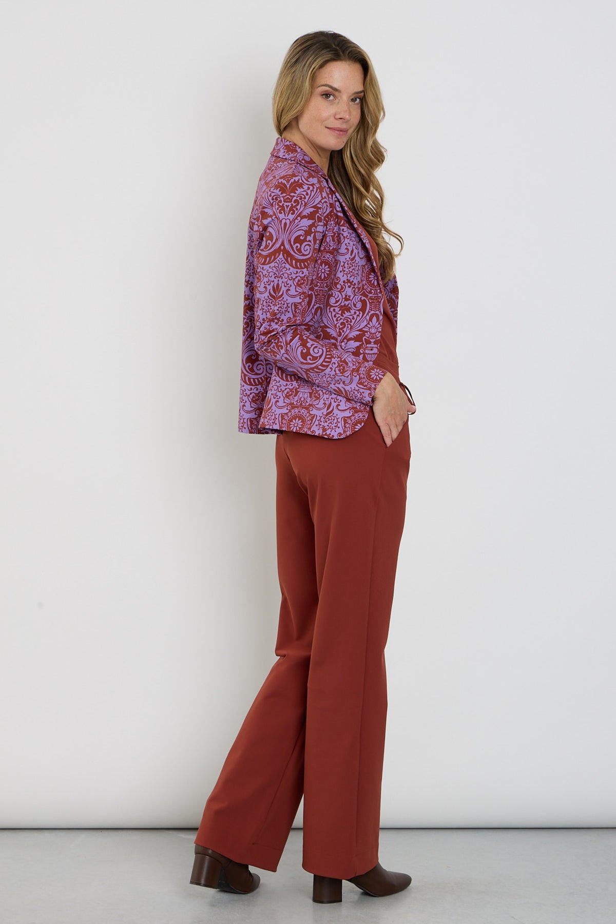 Mi Piace bonded reisbroek in flared stijl, Fired Brick kleur, comfortabele pasvorm en trendy design.
