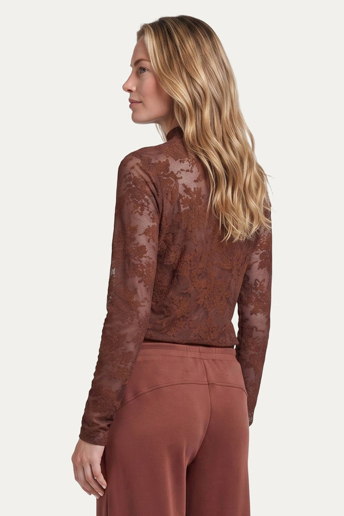 G-maxx Gwyneth Cappuccino top, stijlvolle damesblouse in lichtbruine kleur met lange mouwen en sierlijke details.