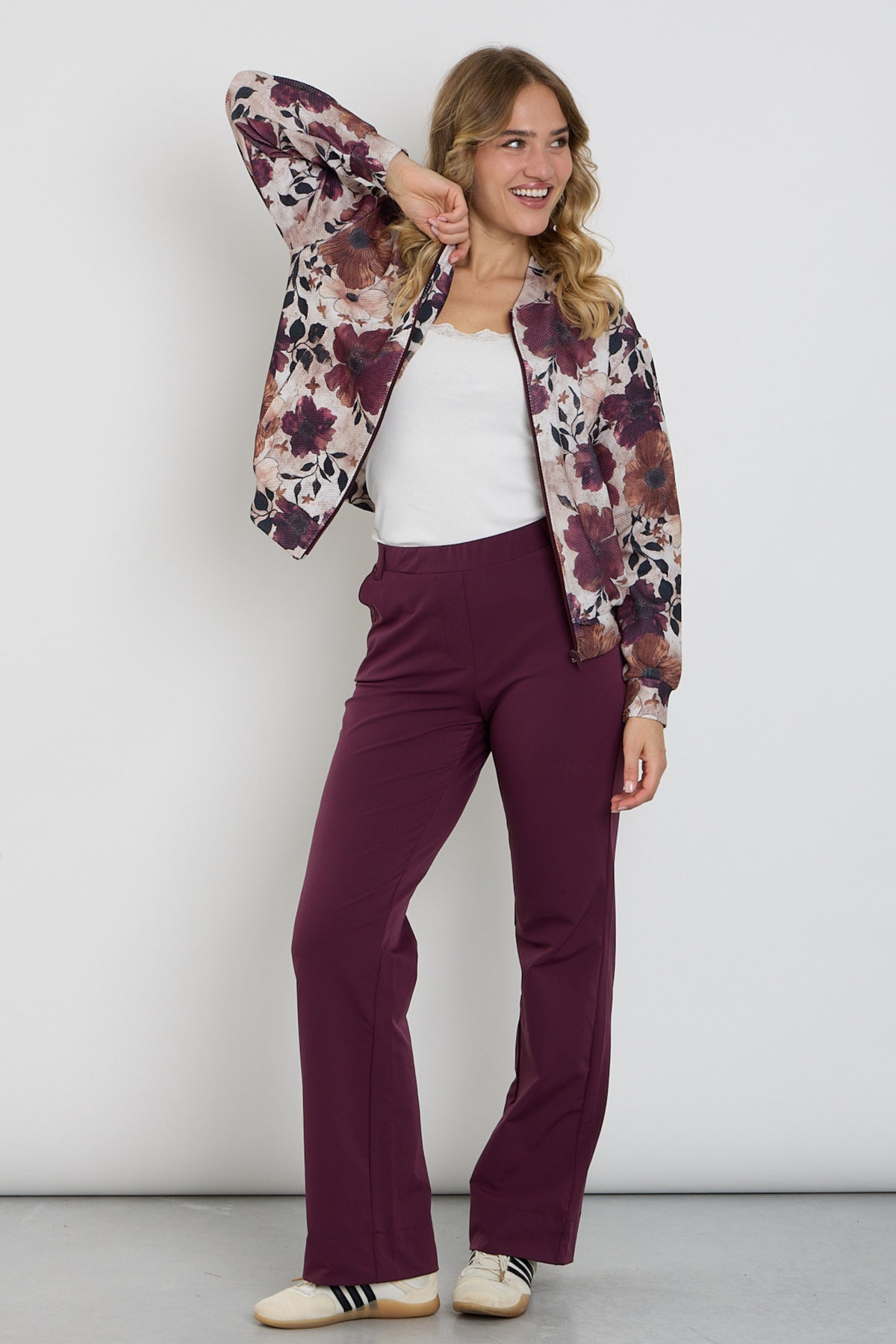 Breed legere reisbroek van Enjoy met wijde pijpen, lichtgewicht en comfortabel, gedragen door een model in een neutrale setting