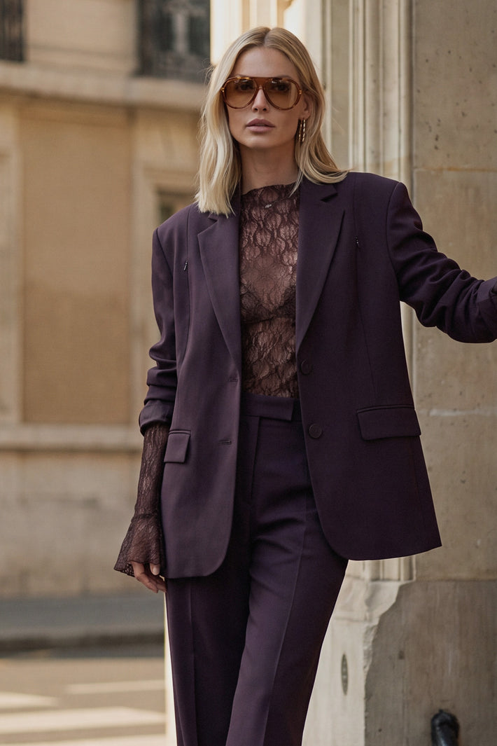 Ibana Taola auberginetop met donkerpaarse kleur en eenvoudige stijl, geschikt voor casual en elegante outfits.