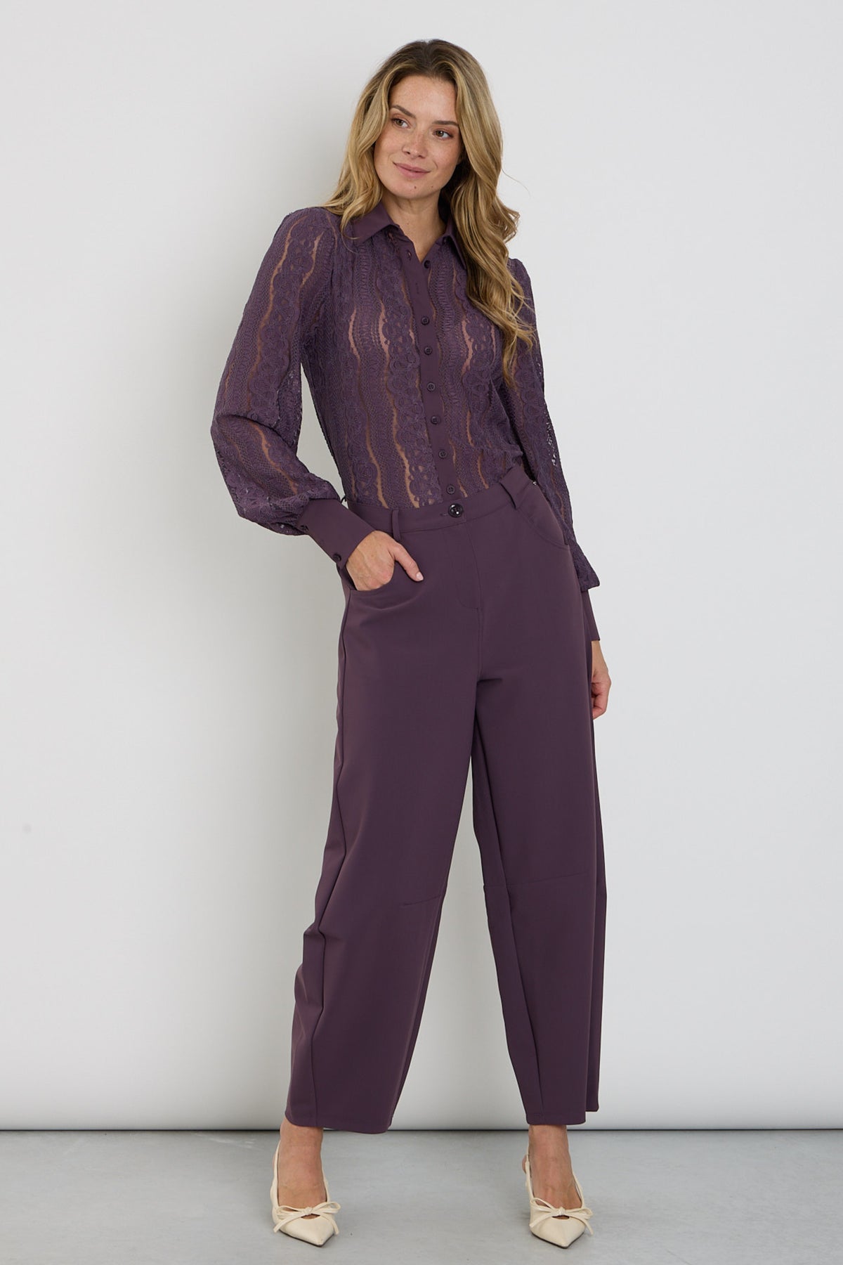 Bonded Travel Balloon broek van Mi Piace in paars met elastische taille en comfortabele pasvorm, perfect voor casual draagstijl.