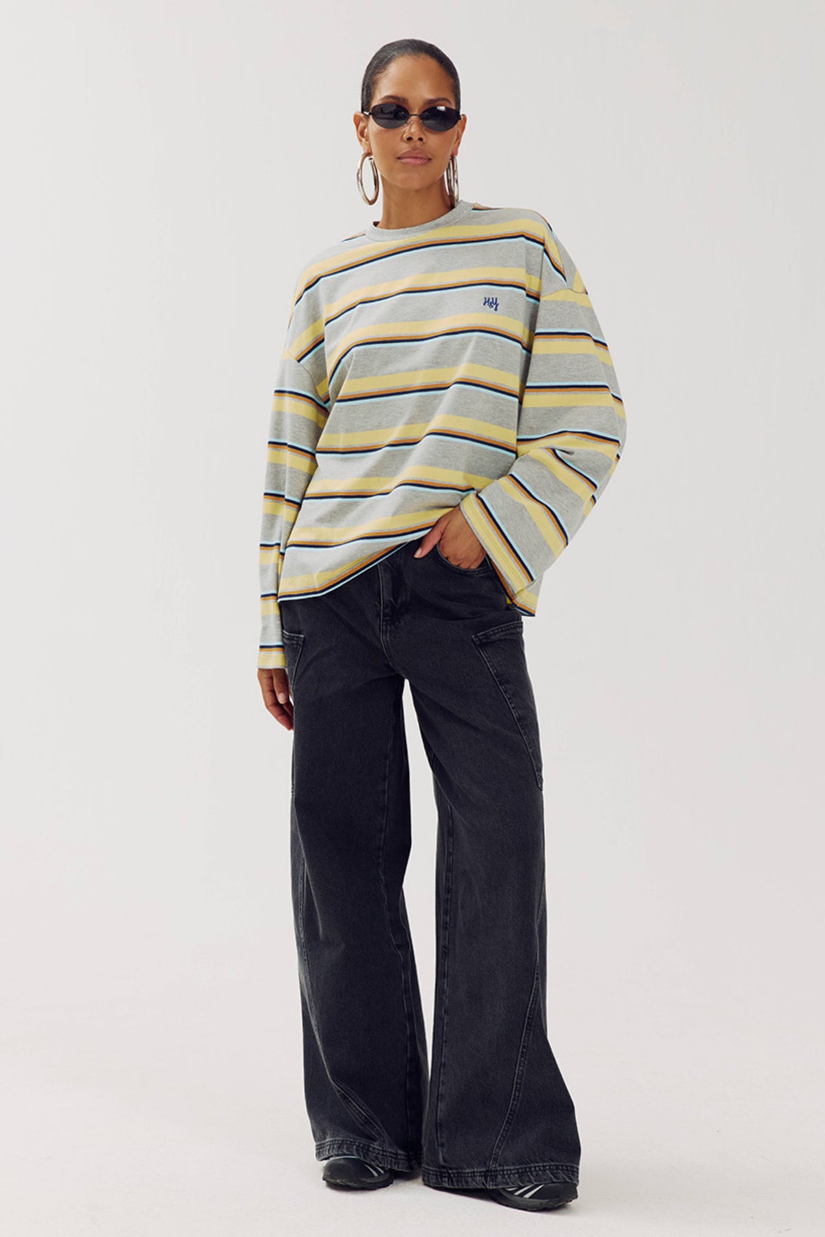 Grijze longsleeve van Harper & Yve met strepen, model Tommy Grey Melee Stripe, zachte katoenen stof, gedragen door een persoon