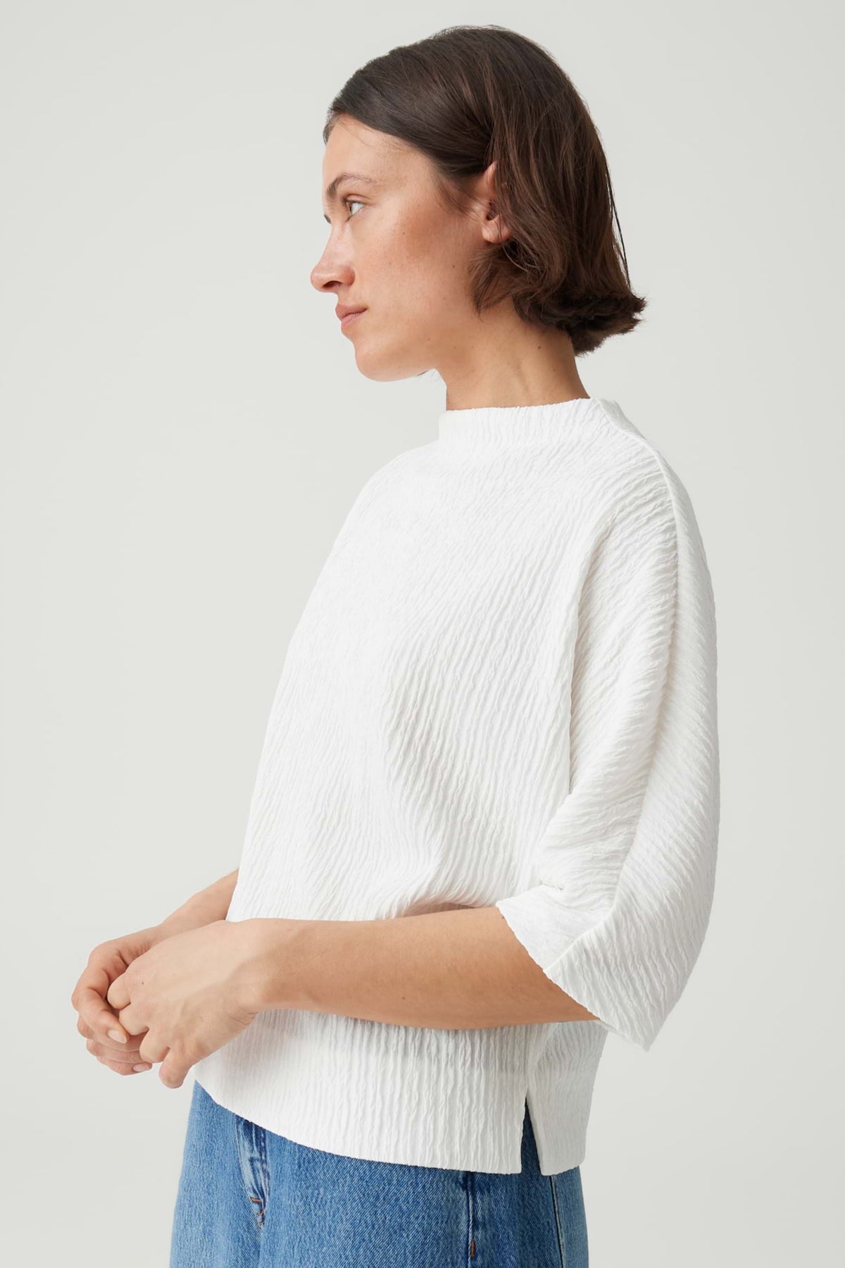 Opus T-shirt Sirelo Milk met wit en zwart ontwerp, casual katoenen top met korte mouwen, voor heren.