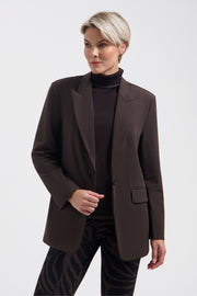 Lady Day travel blazer Lorna in donkerbruin, getailleerd en stijlvol, zichtbaar op de afbeelding.