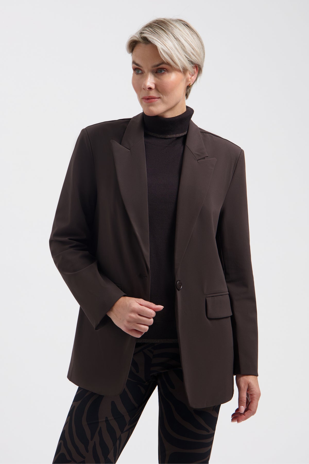 Lady Day travel blazer Lorna in donkerbruin, getailleerd en stijlvol, zichtbaar op de afbeelding.
