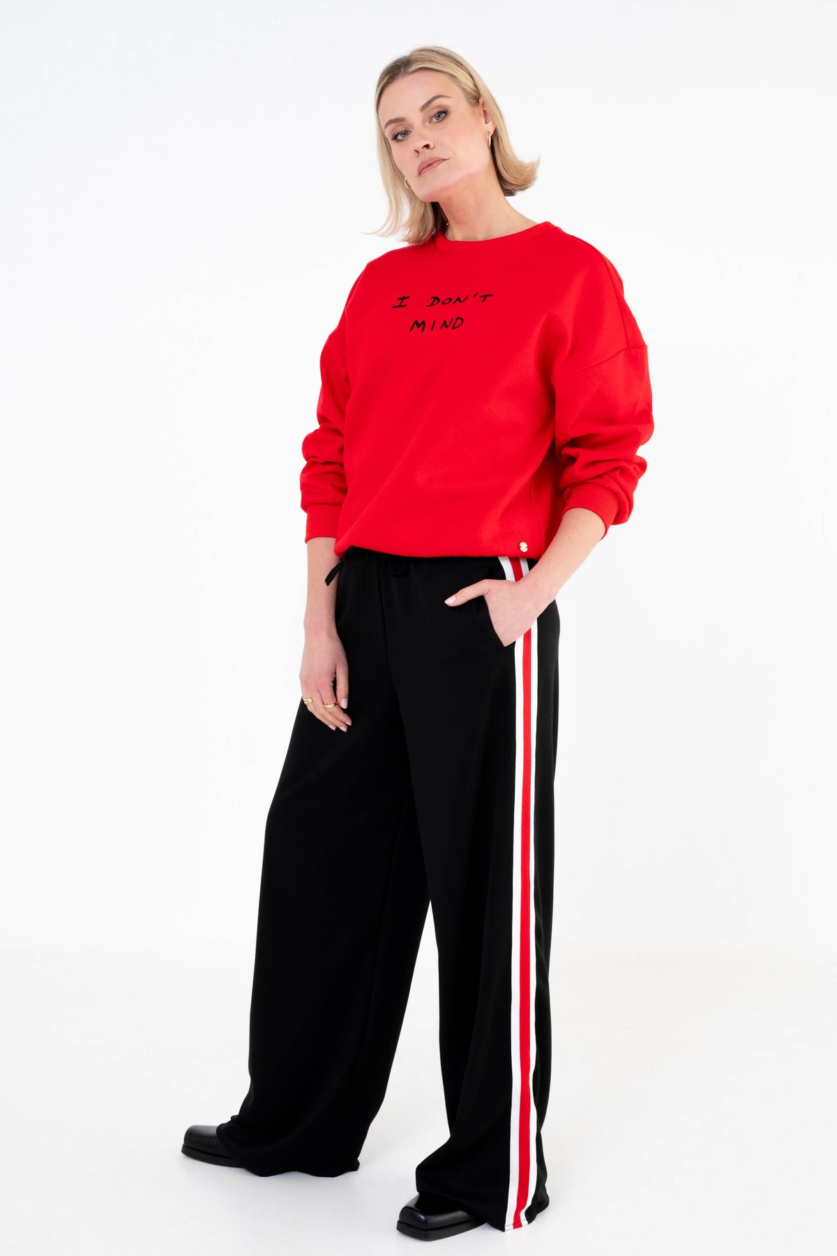 Donkerrode Maicazz & Zizo Sweater Pandora met ronde hals en zachte stof, gedragen door een model.
