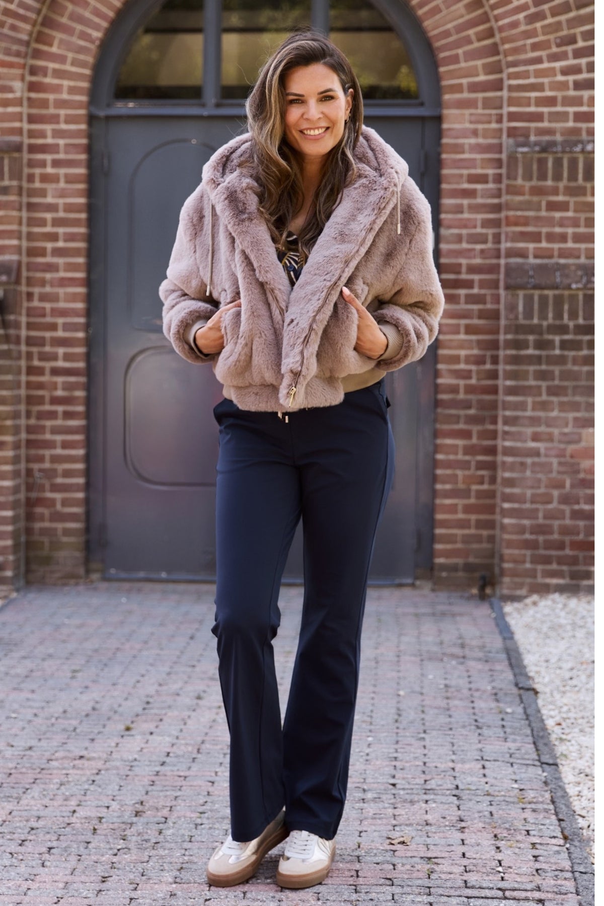Zoso Travel Broek Belle Navy, zachte navy reisbroek met comfortabele pasvorm en praktische zakken, voor dames.