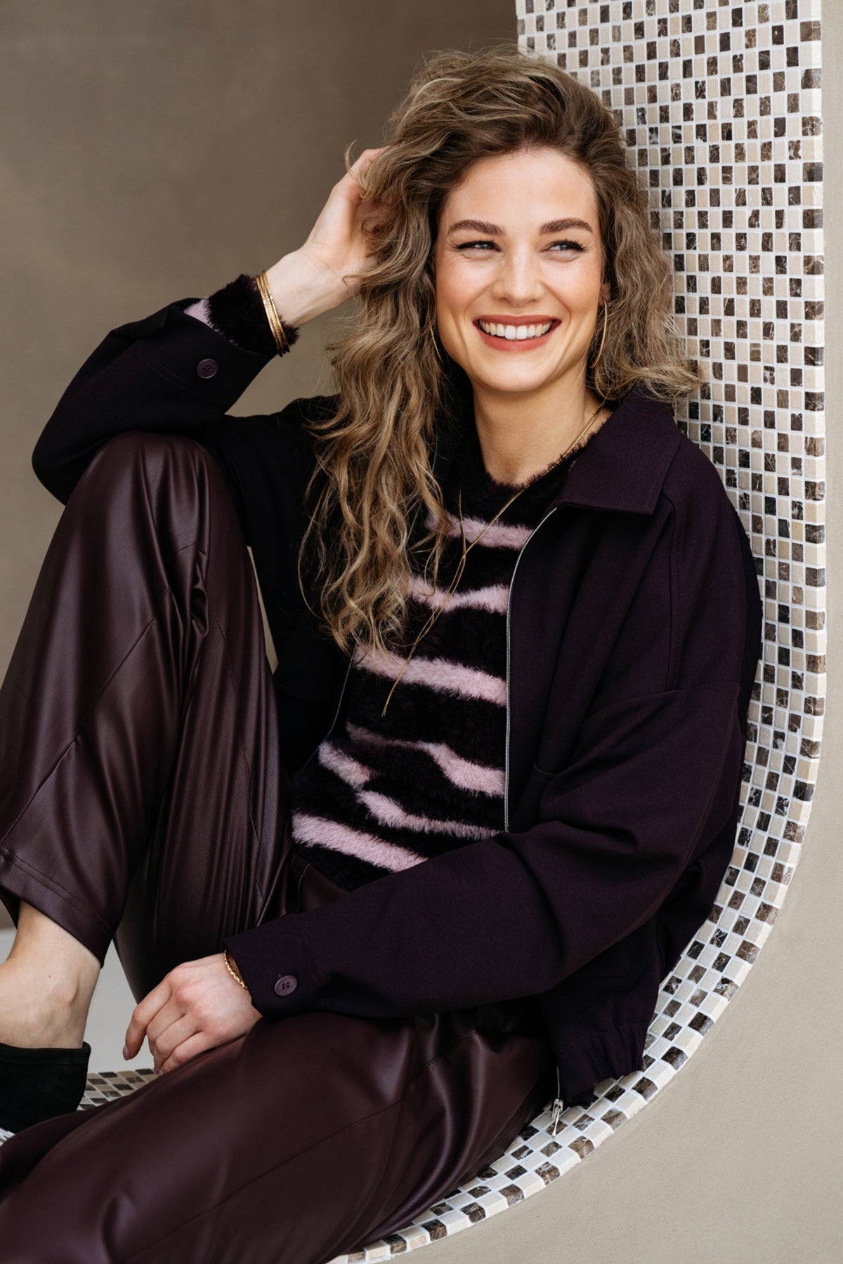 Donkerpaarse &Co woman jas Ginger Deep Plum JA172 met geknoopte details en comfortabele pasvorm, close-up van de stof en ontwerp.